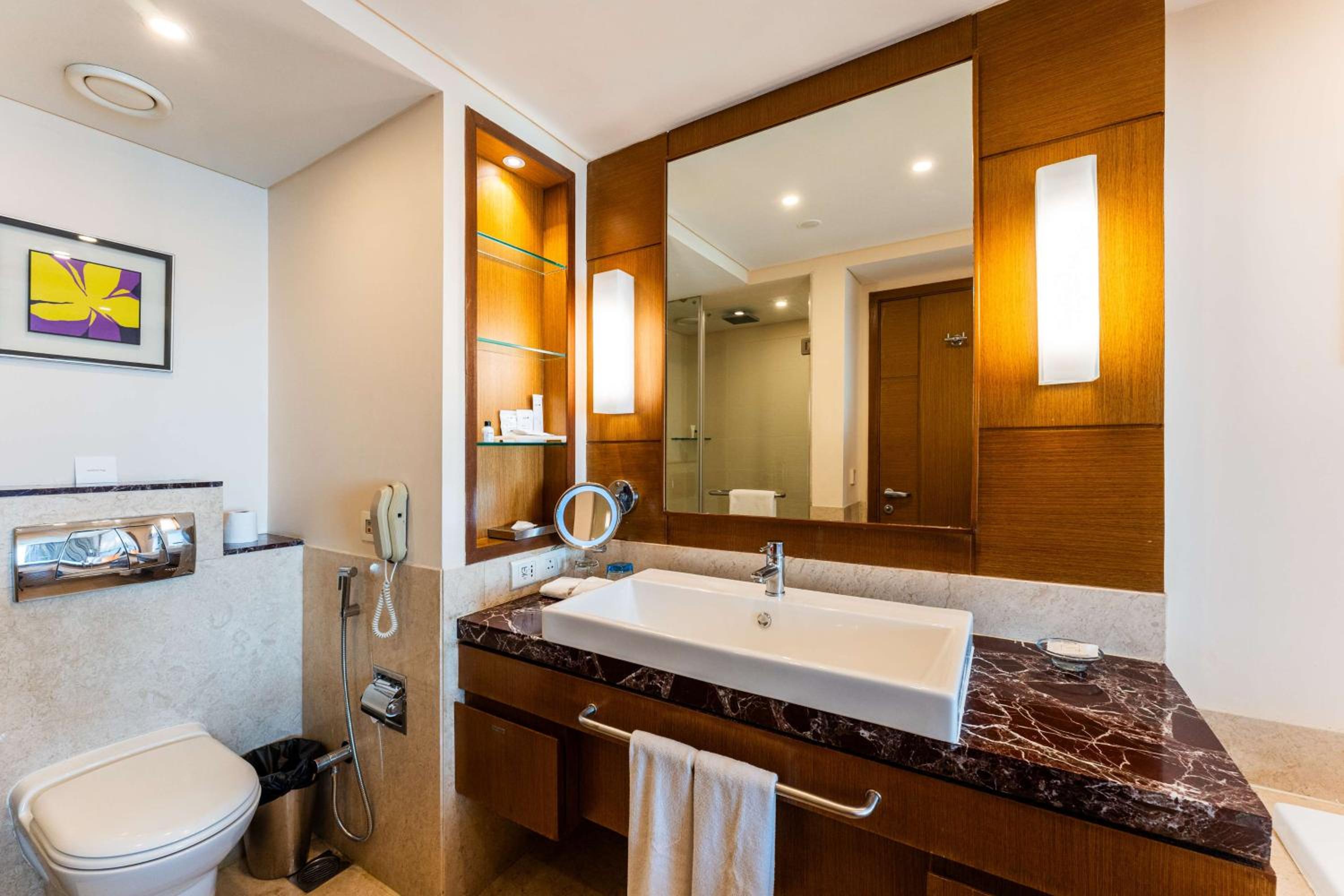 Business Double Room - 15% Discount on Food & Soft Beverage,  Hotel Credit of INR 1000 on Food and Soft Beverages in Restaurants only, , -Buy 1 get 1 free on IMFL drinks from 18:00 to 20:00 Hrs in Ethyl Bar. - Photo 4