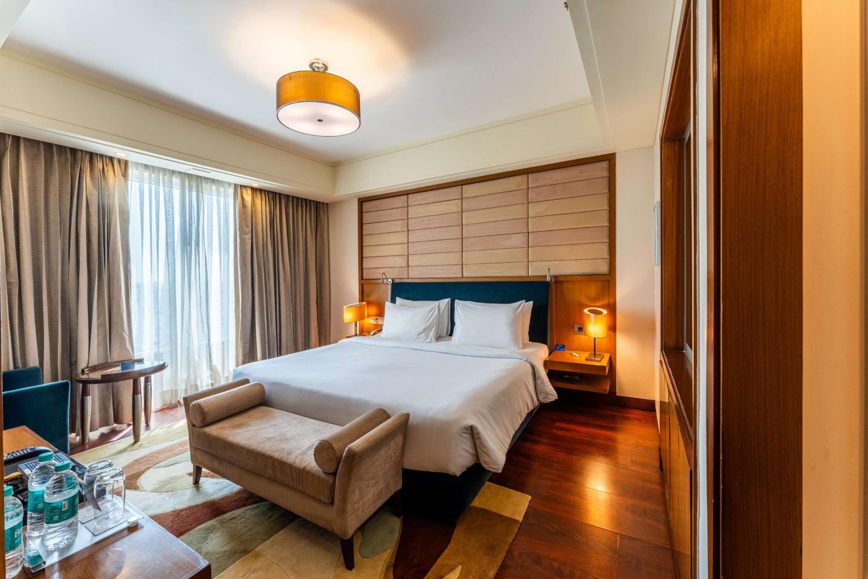 One-Bedroom Suite - 20% Discount on Food & Soft Beverage, Hotel Credit of INR 1000 on Food and Soft Beverages in Restaurants only, , -Buy 1 get 1 free on IMFL drinks from 18:00 to 20:00 Hrs in Ethyl Bar. - Photo 1