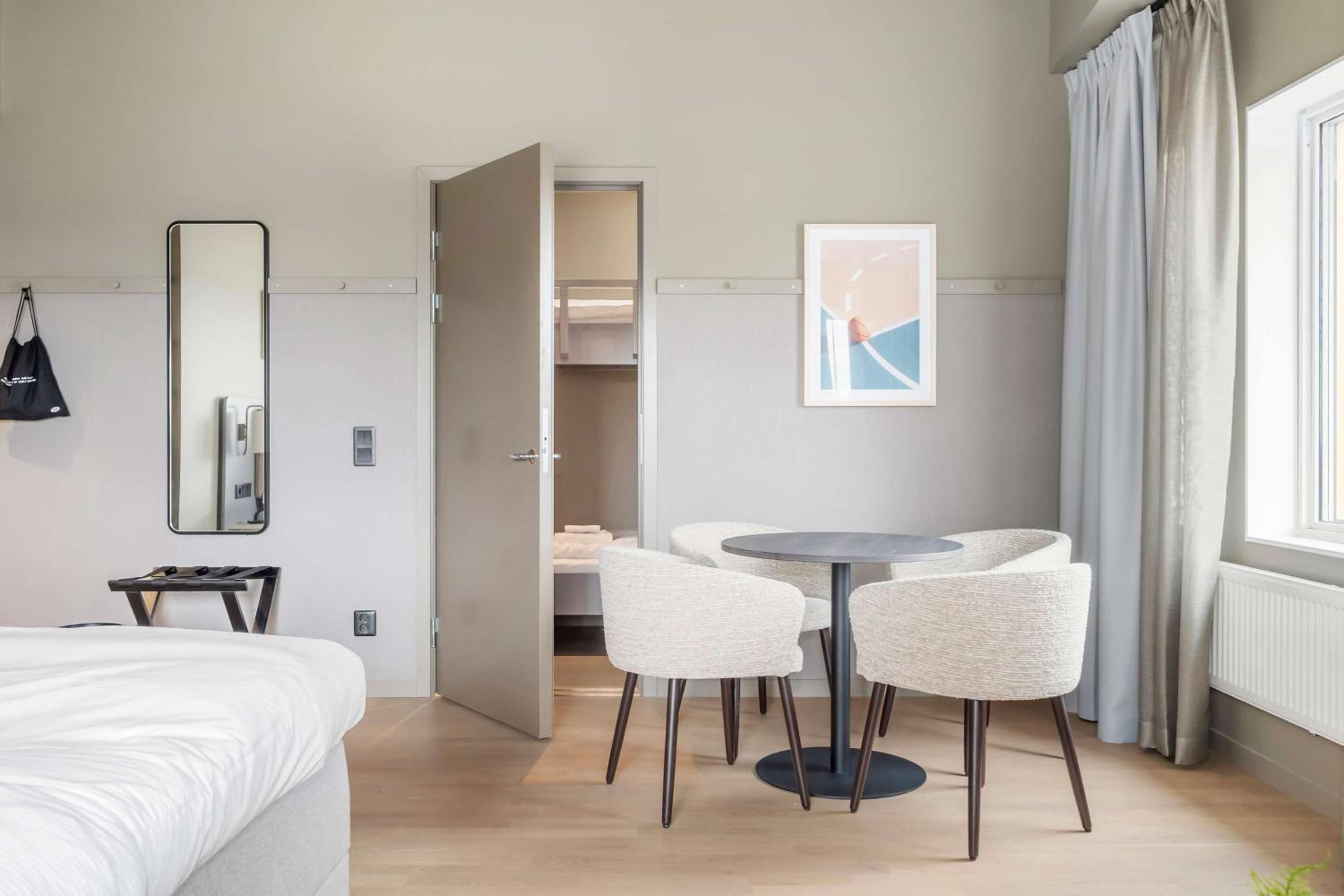 Junior Suite with One King and Bunk Bed - Non-Smoking - Photo 3