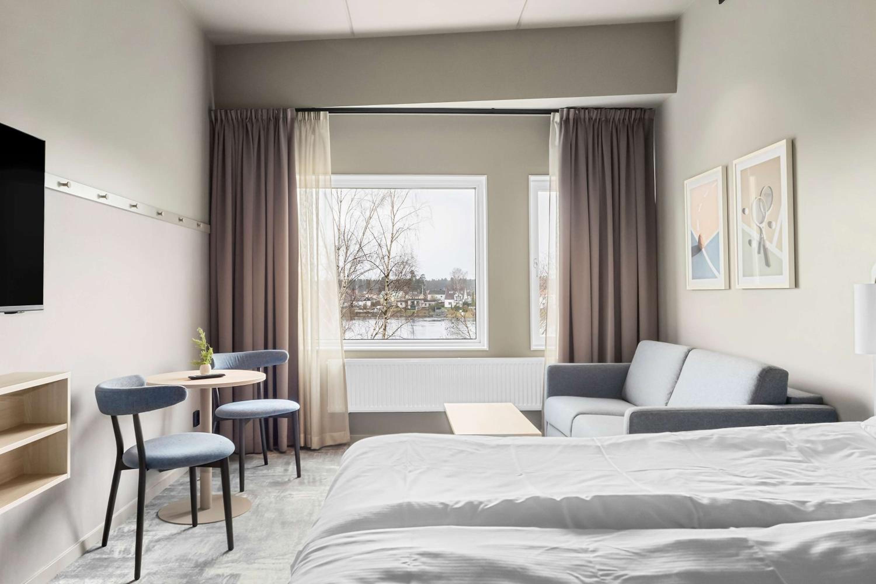 Family King Room with Sofa Bed and Sea View - Non-Smoking - Photo 1