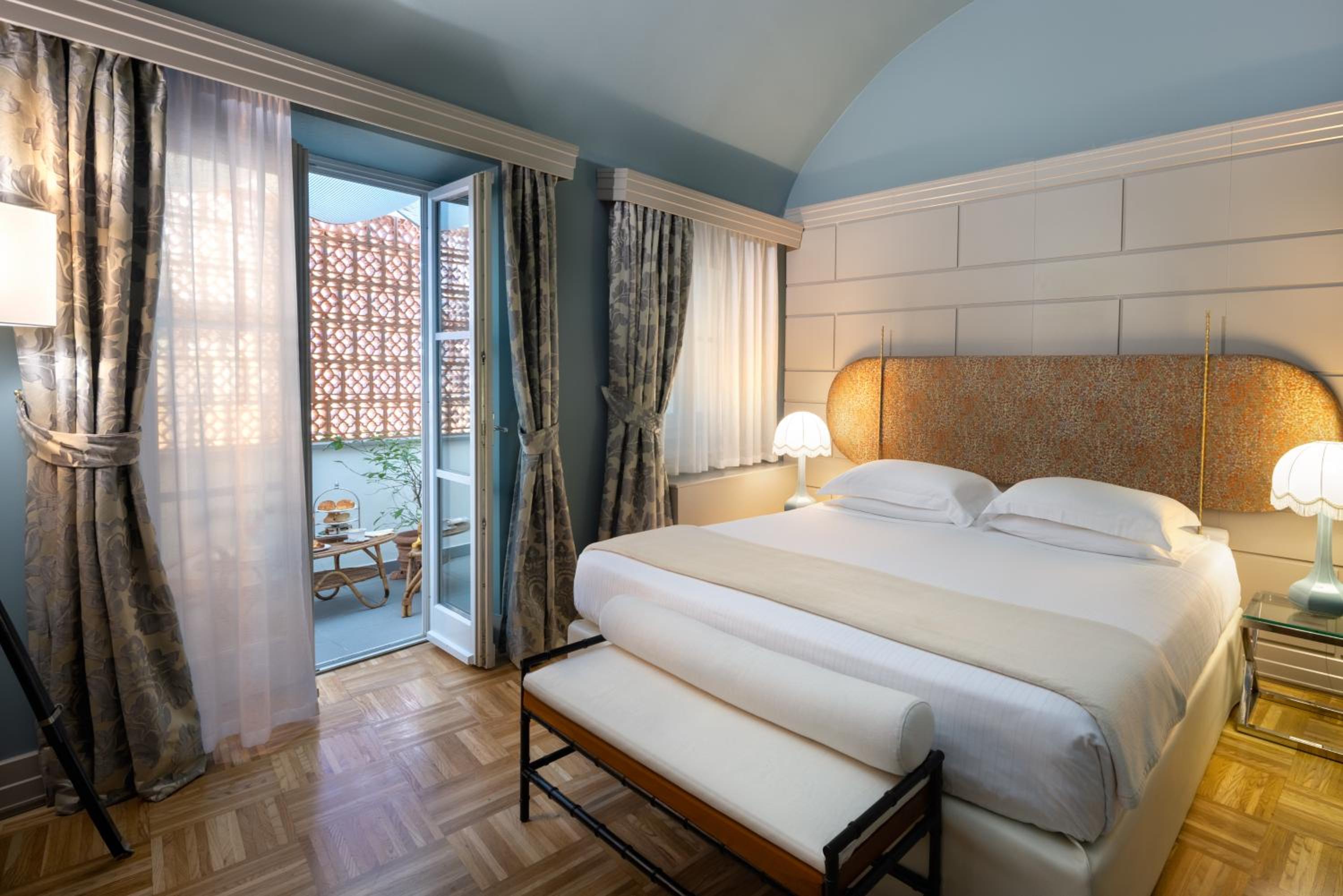 Suite - Photo 1
