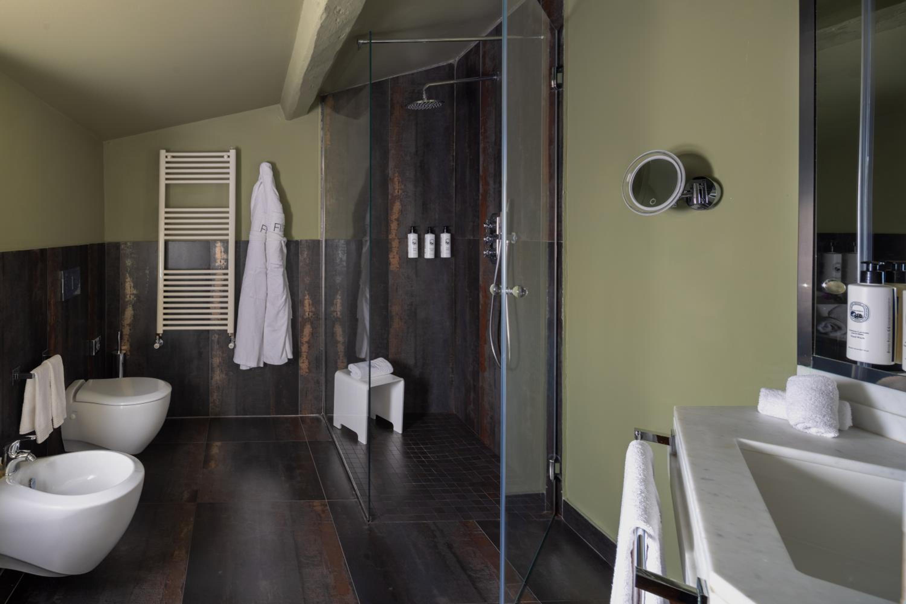 Luxury Triple Room thumbnail 5