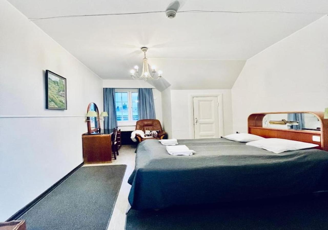 Large Double Room with City View - Shared Bathroom