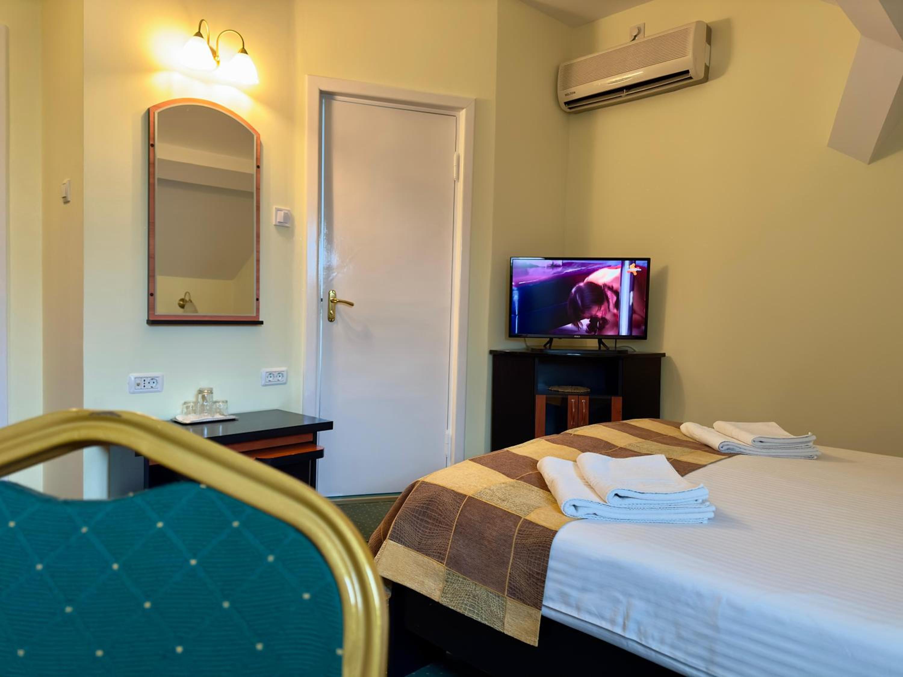 Double Room - Photo 12