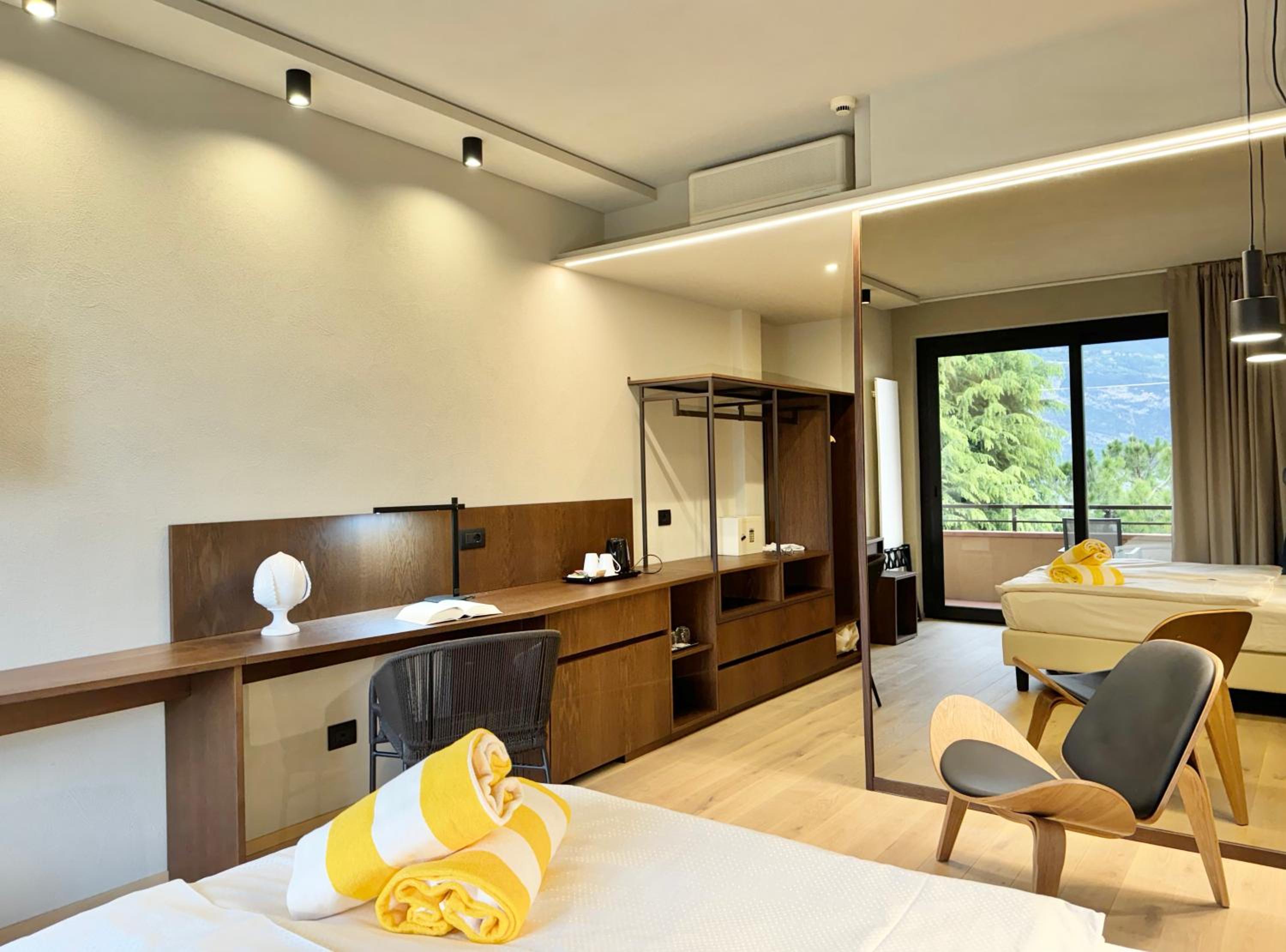 Double or Twin Room with Lake View - Photo 5
