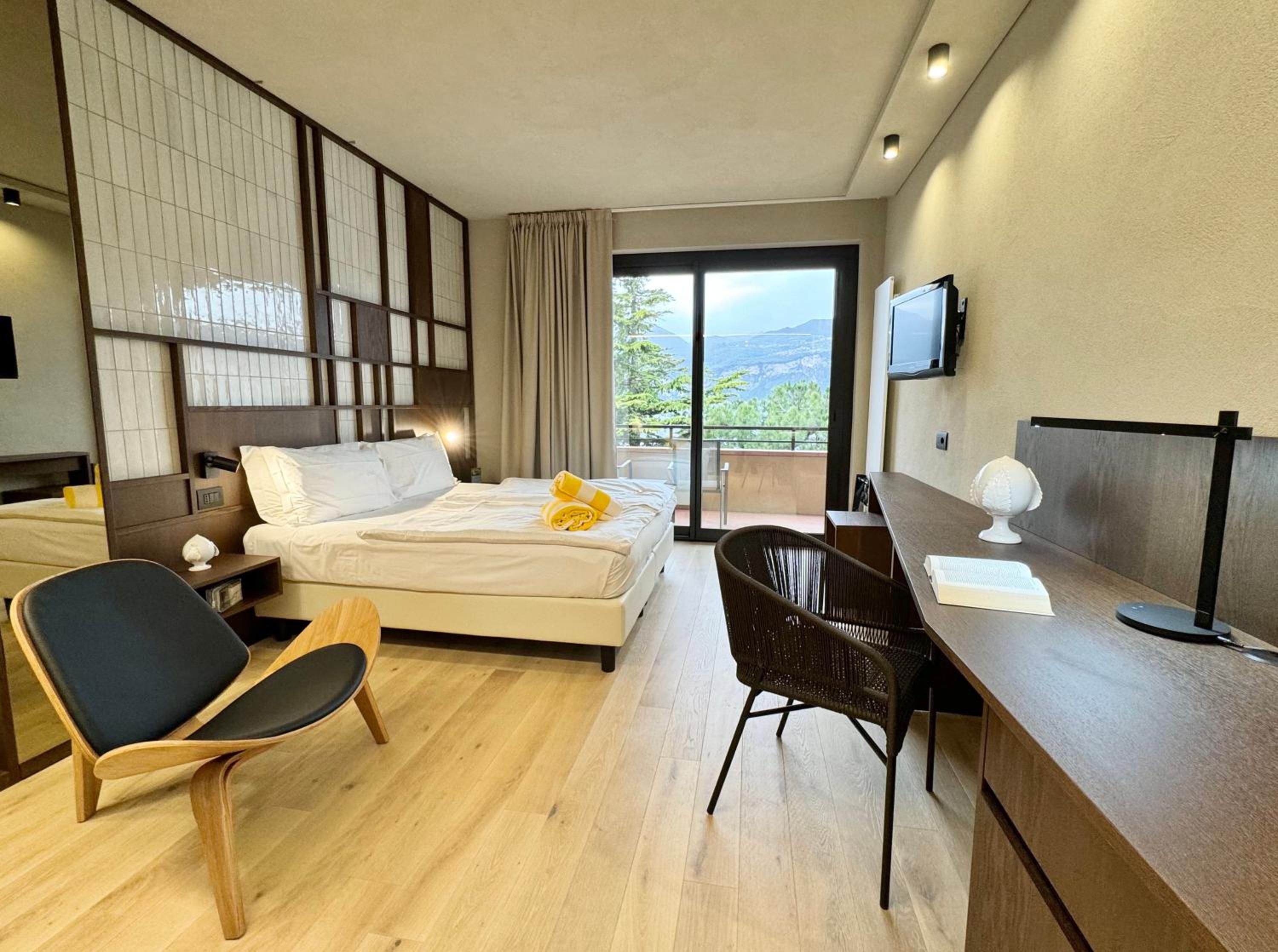 Double or Twin Room with Lake View - Photo 2