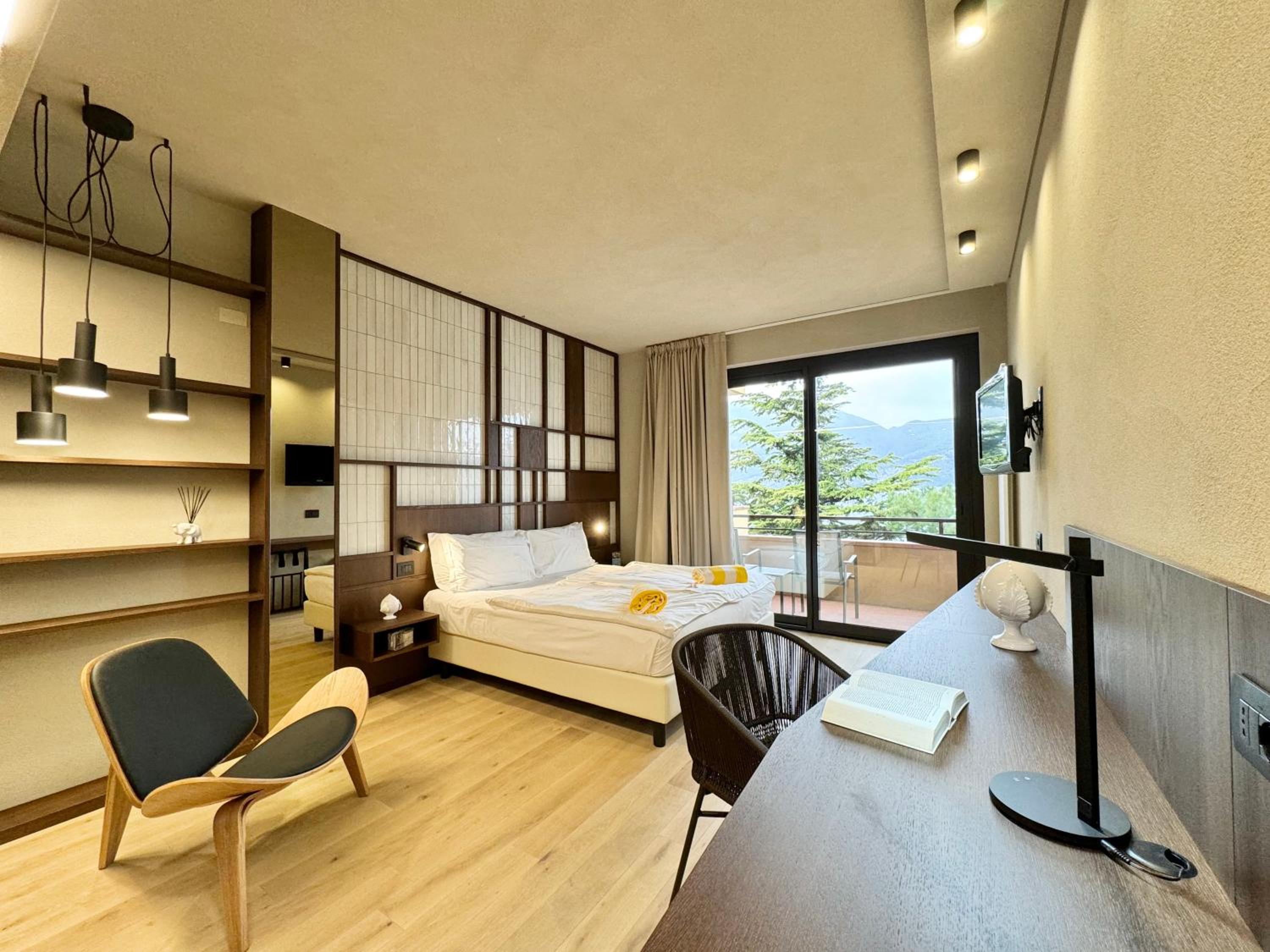 Double or Twin Room with Lake View - Photo 1