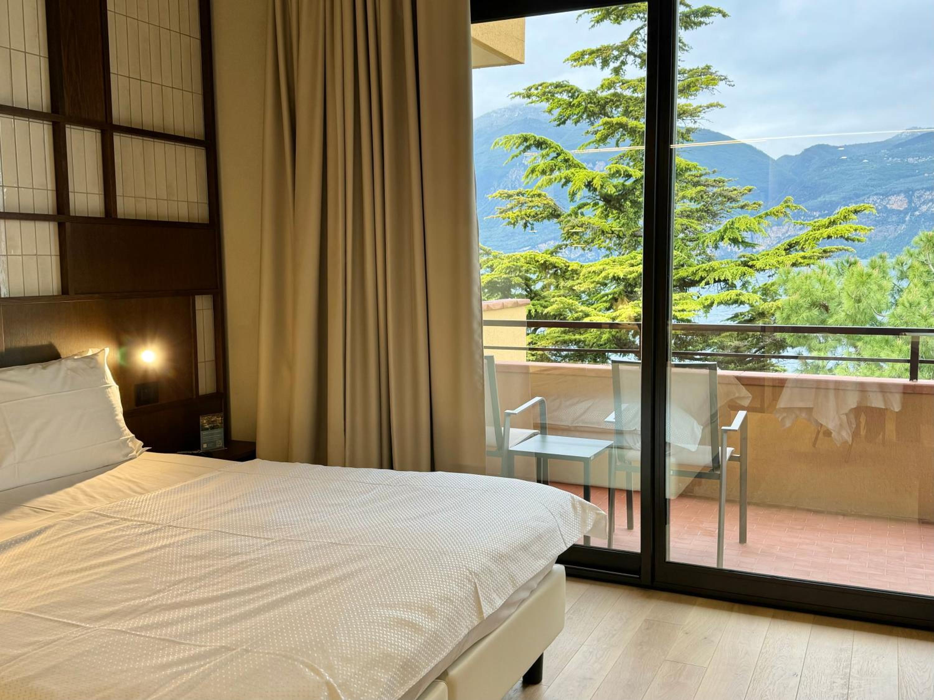 Double or Twin Room with Lake View - Photo 7