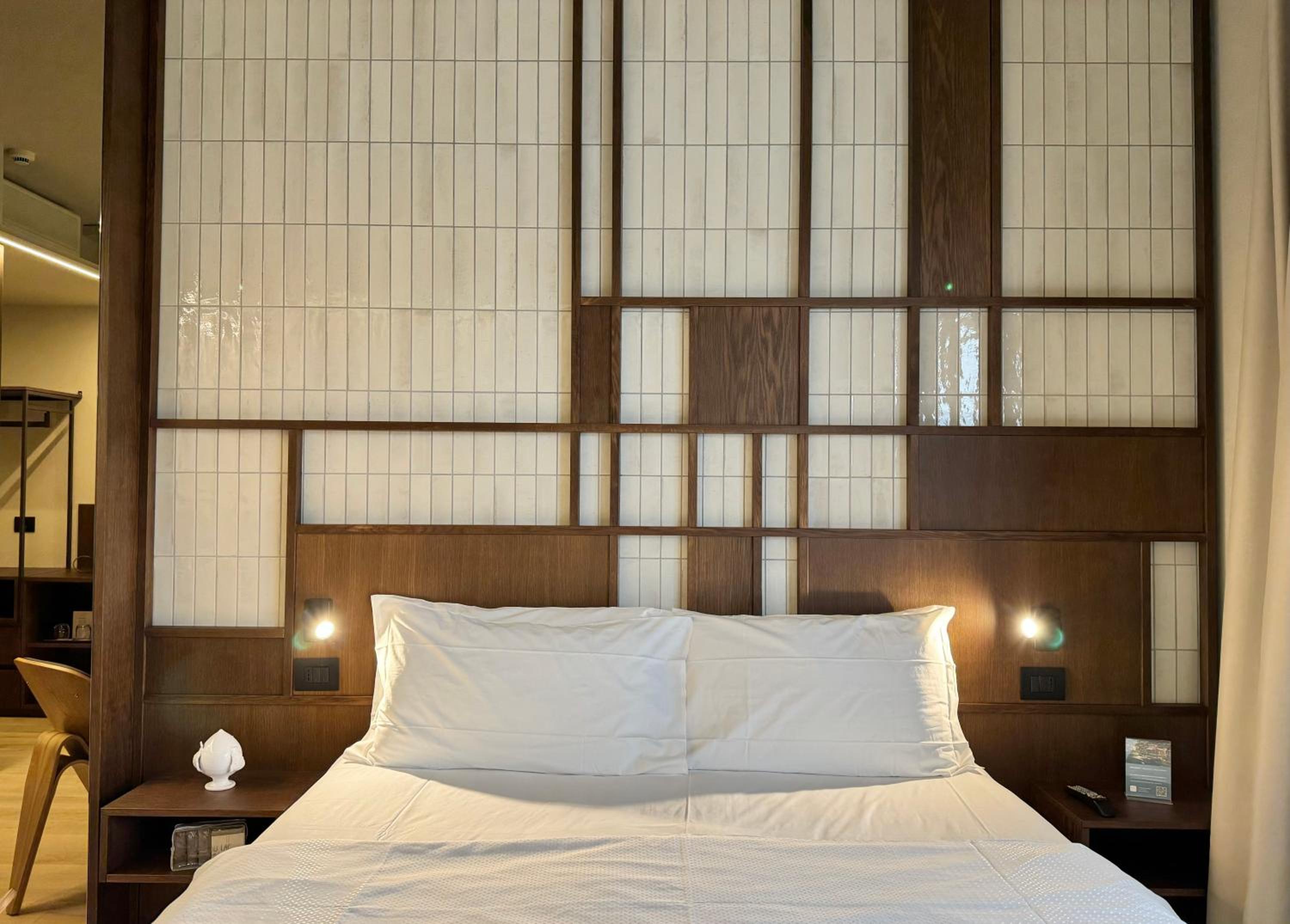 Double or Twin Room with Lake View - Photo 8