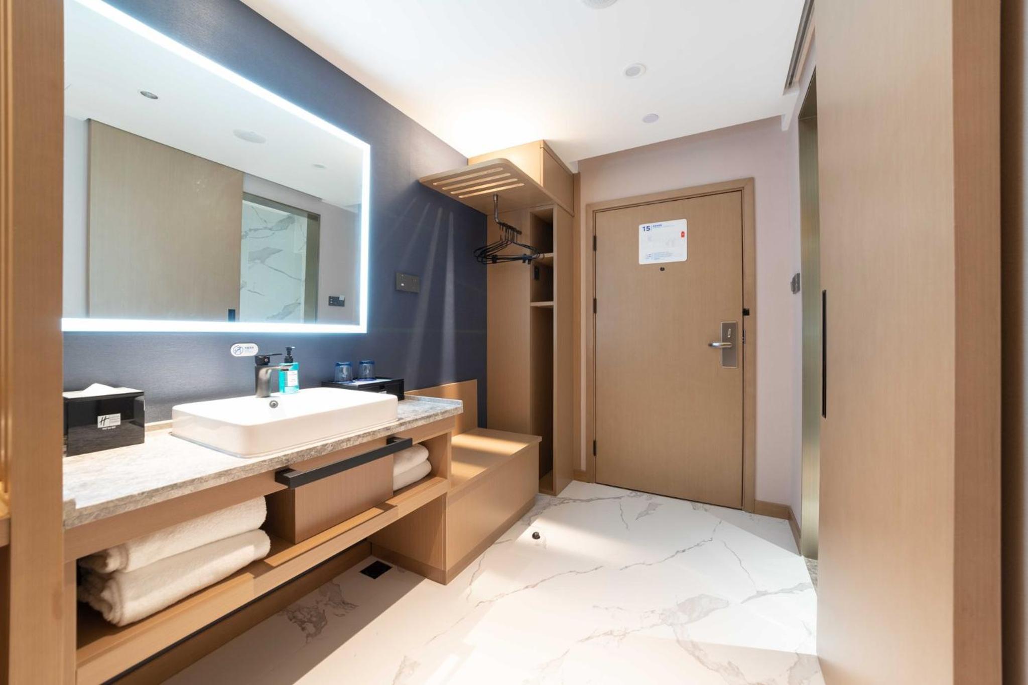 Standard King Room with City View - Photo 7