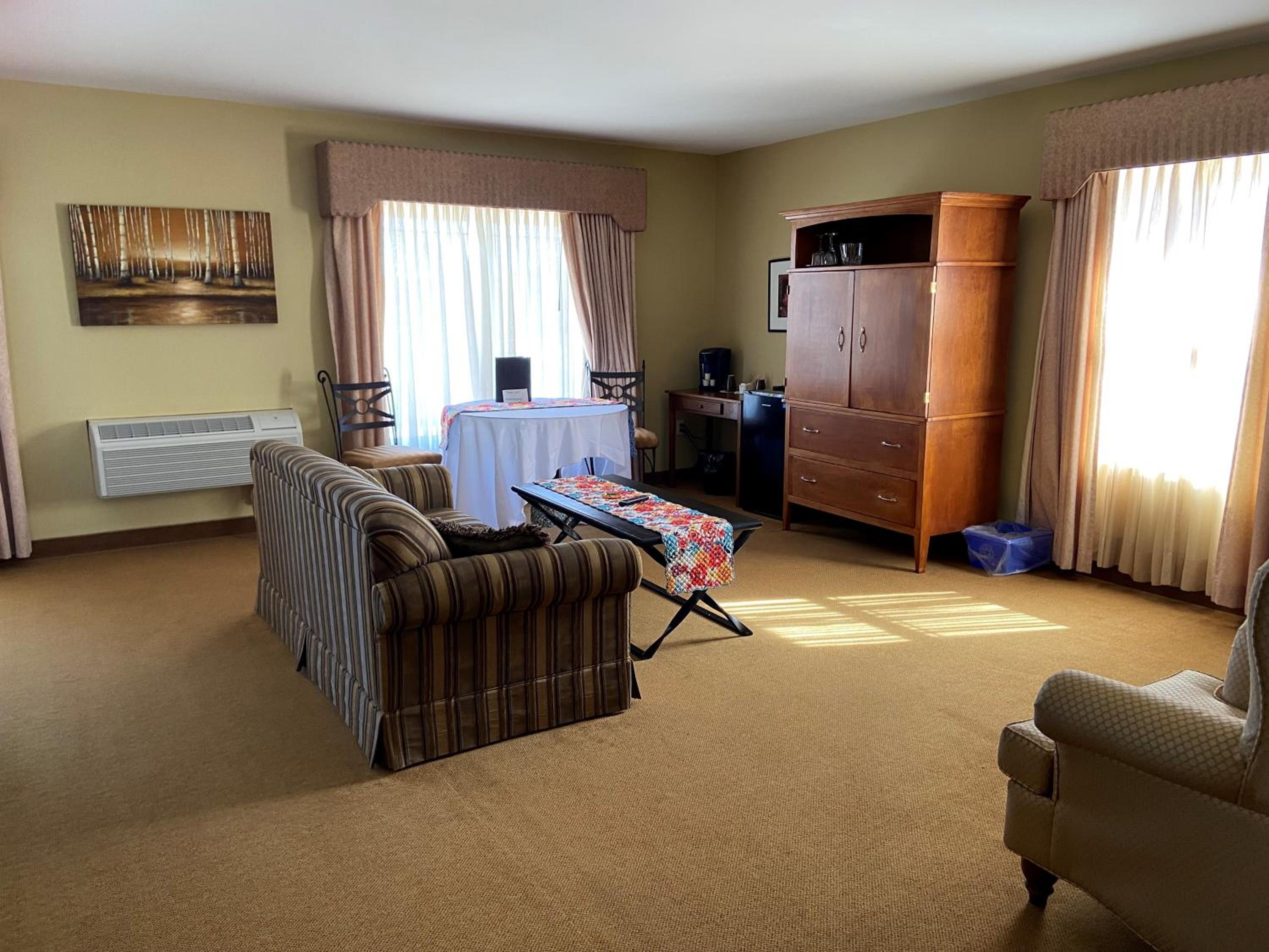 Deluxe King Suite photo 2