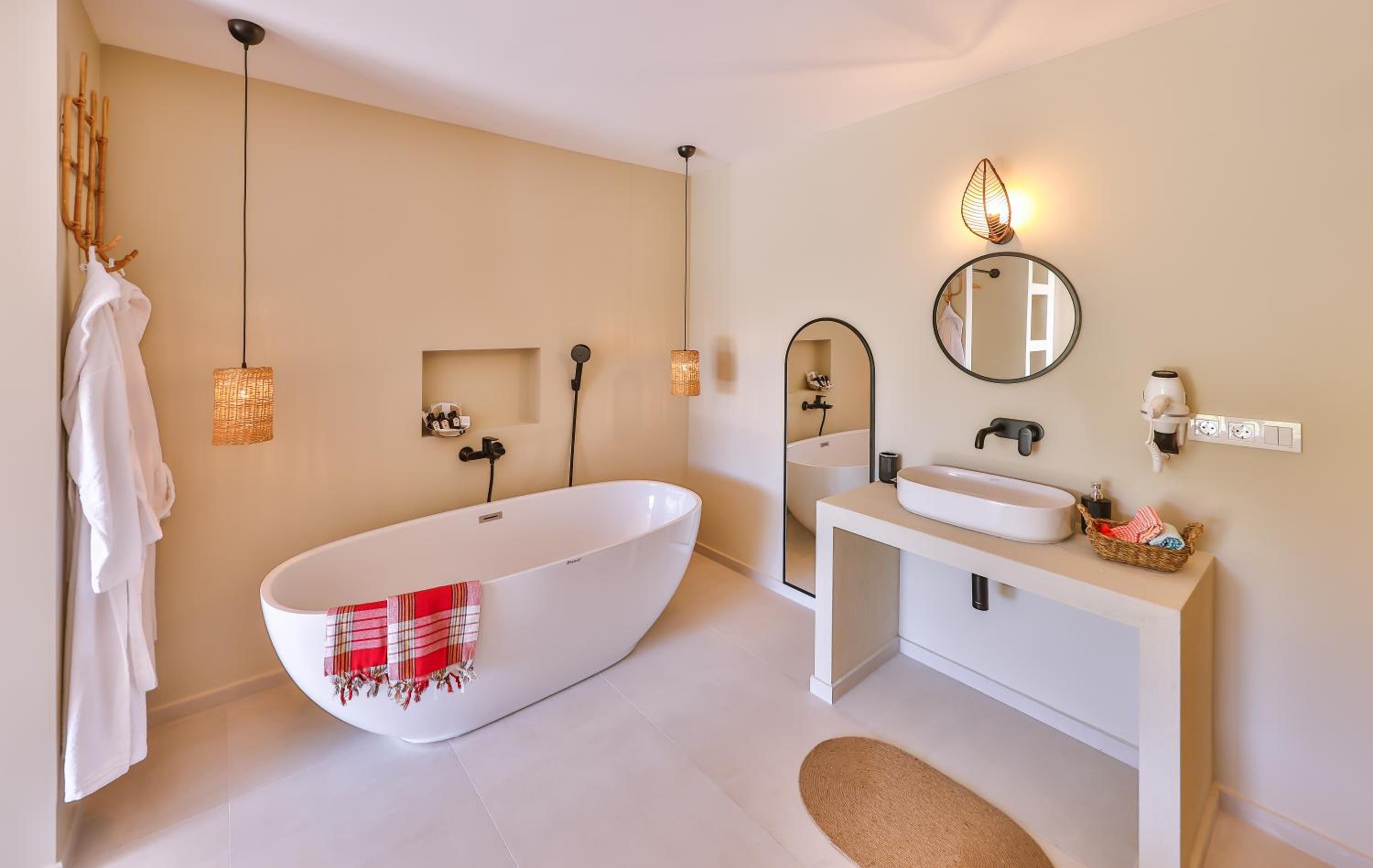 Deluxe Double Room with Bath - Photo 7