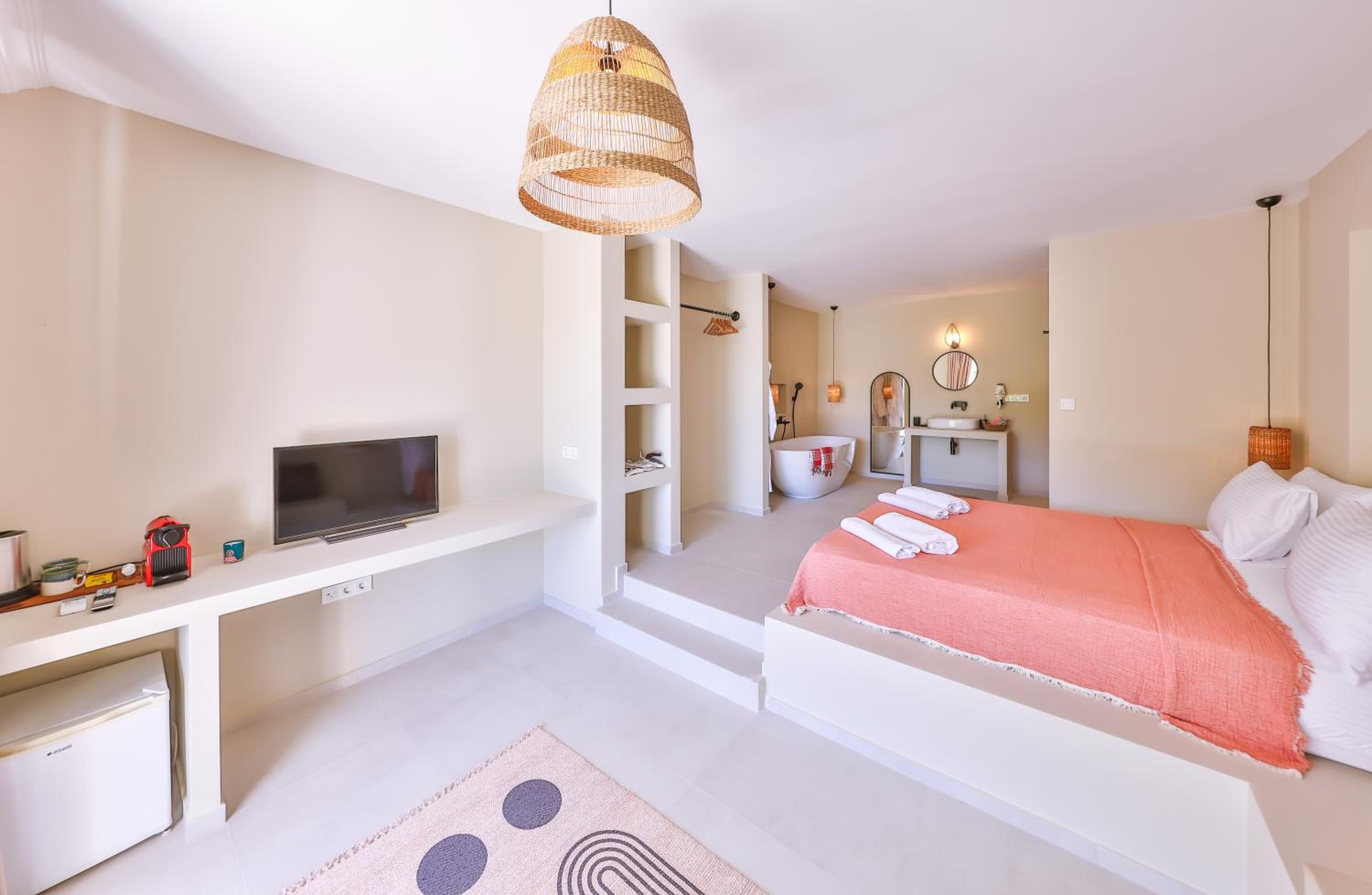 Deluxe Double Room with Bath - Photo 1