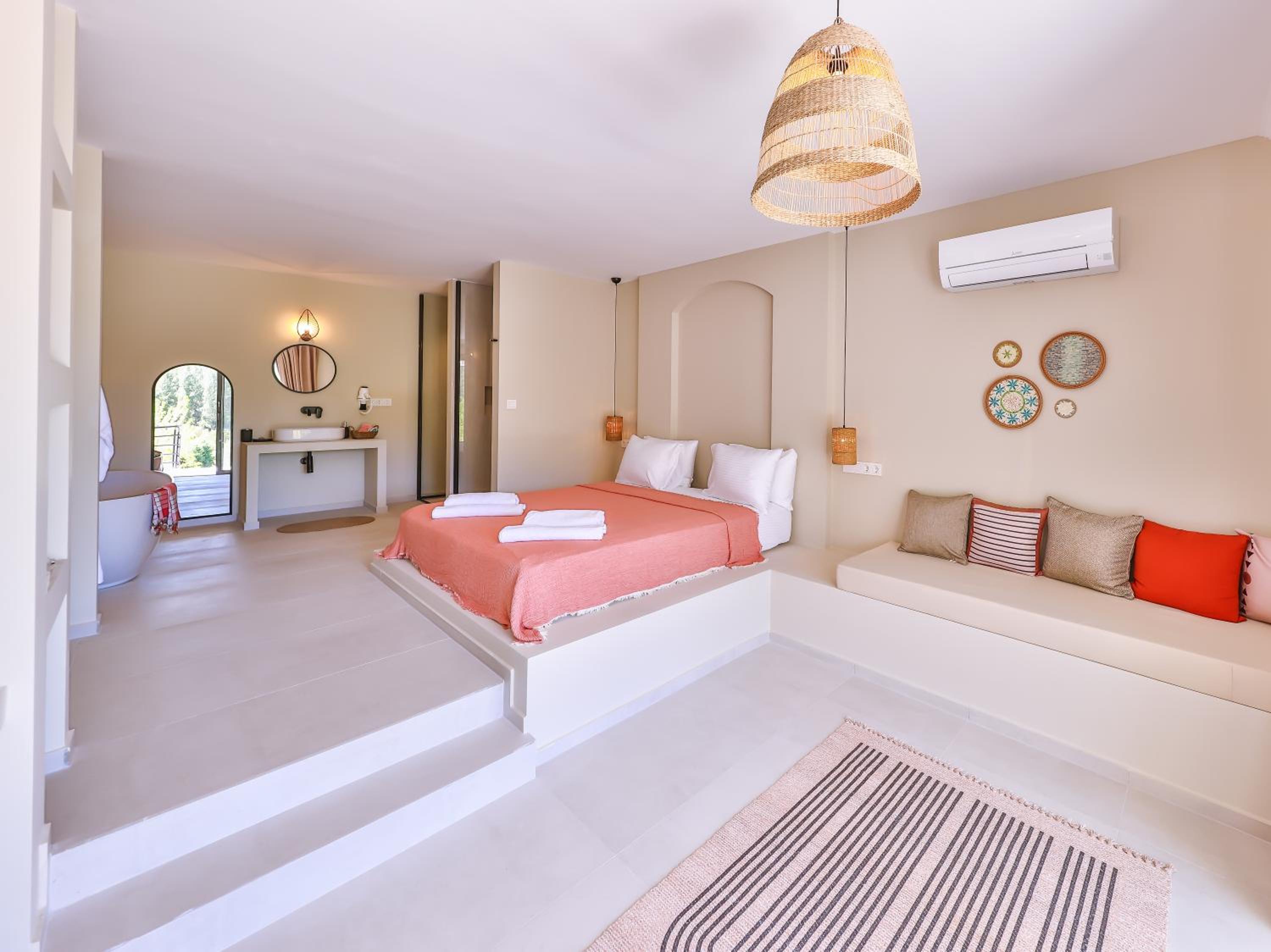 Deluxe Double Room with Bath - Photo 6