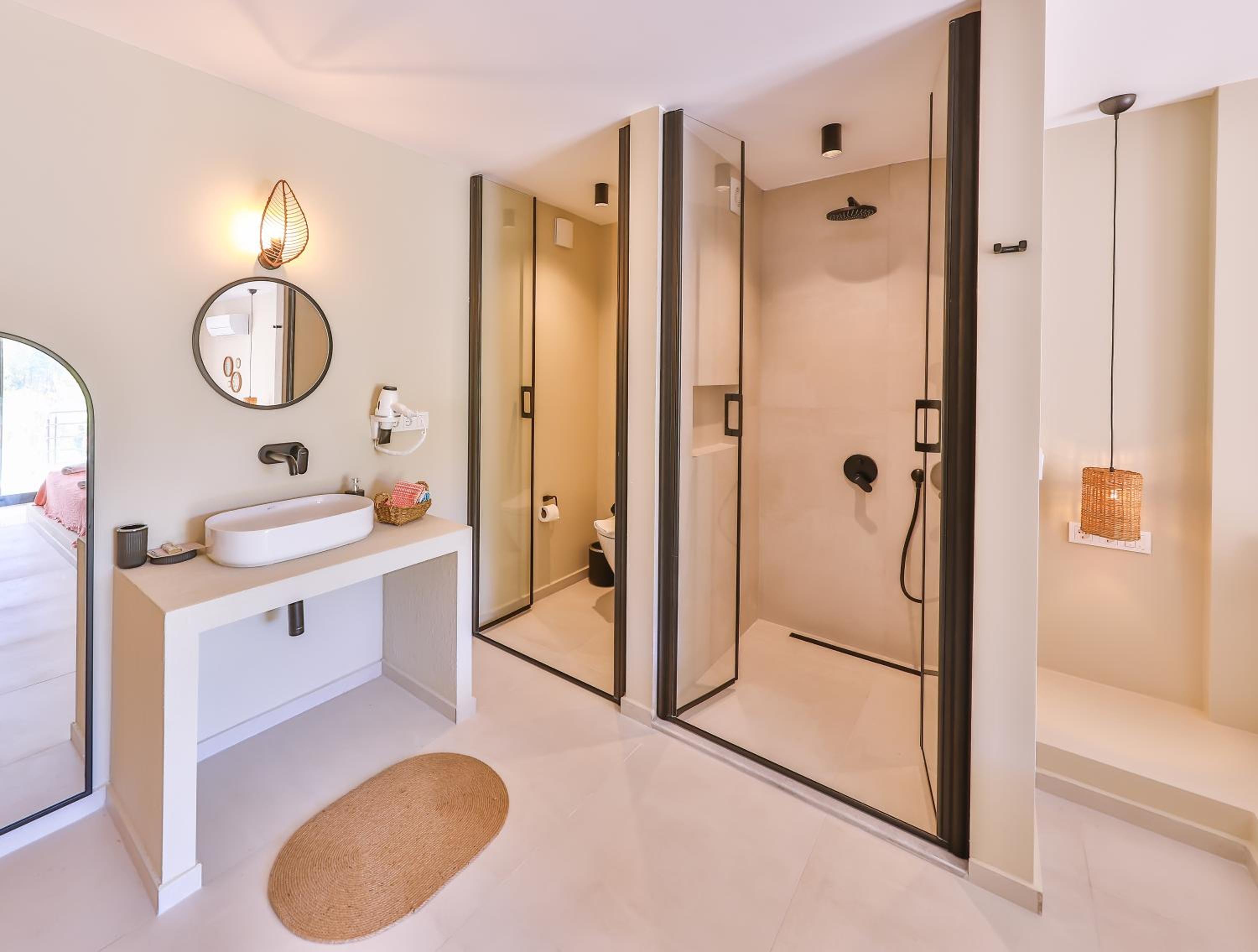 Deluxe Double Room with Bath - Photo 3