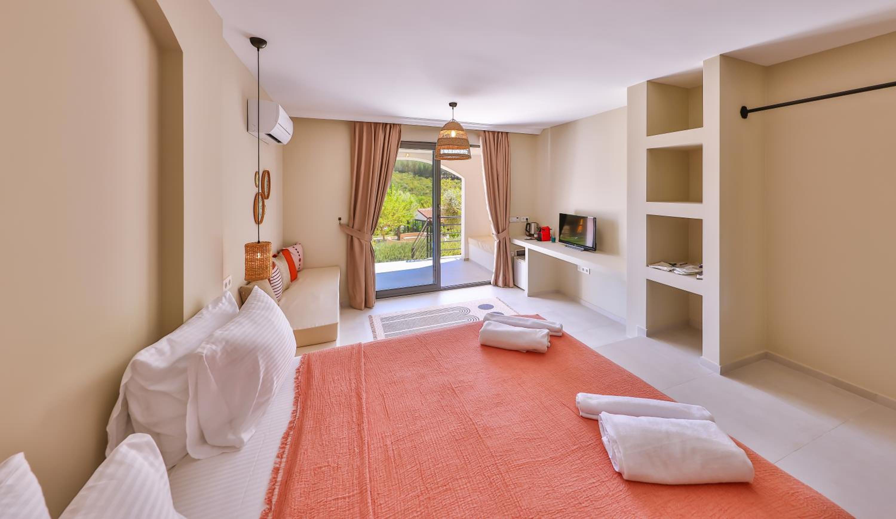 Deluxe Double Room with Bath - Photo 2