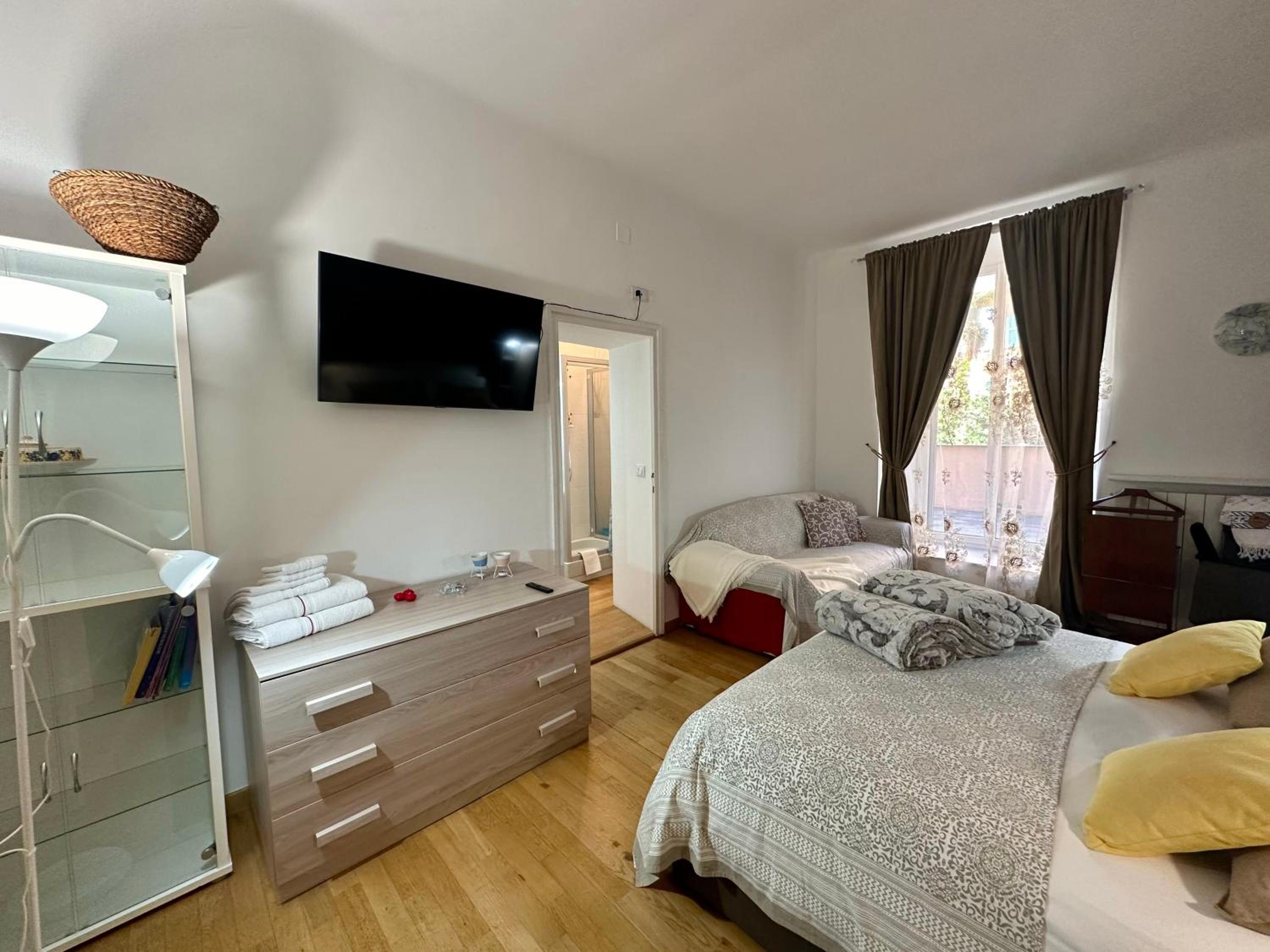 One-Bedroom Apartment photo 1