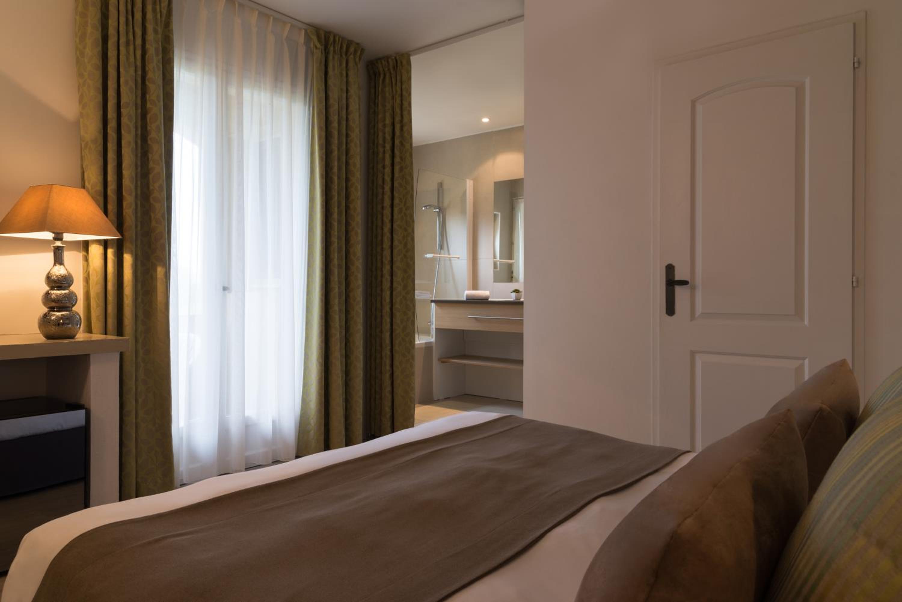 Classic Loggia Twin or Double room - Photo 9