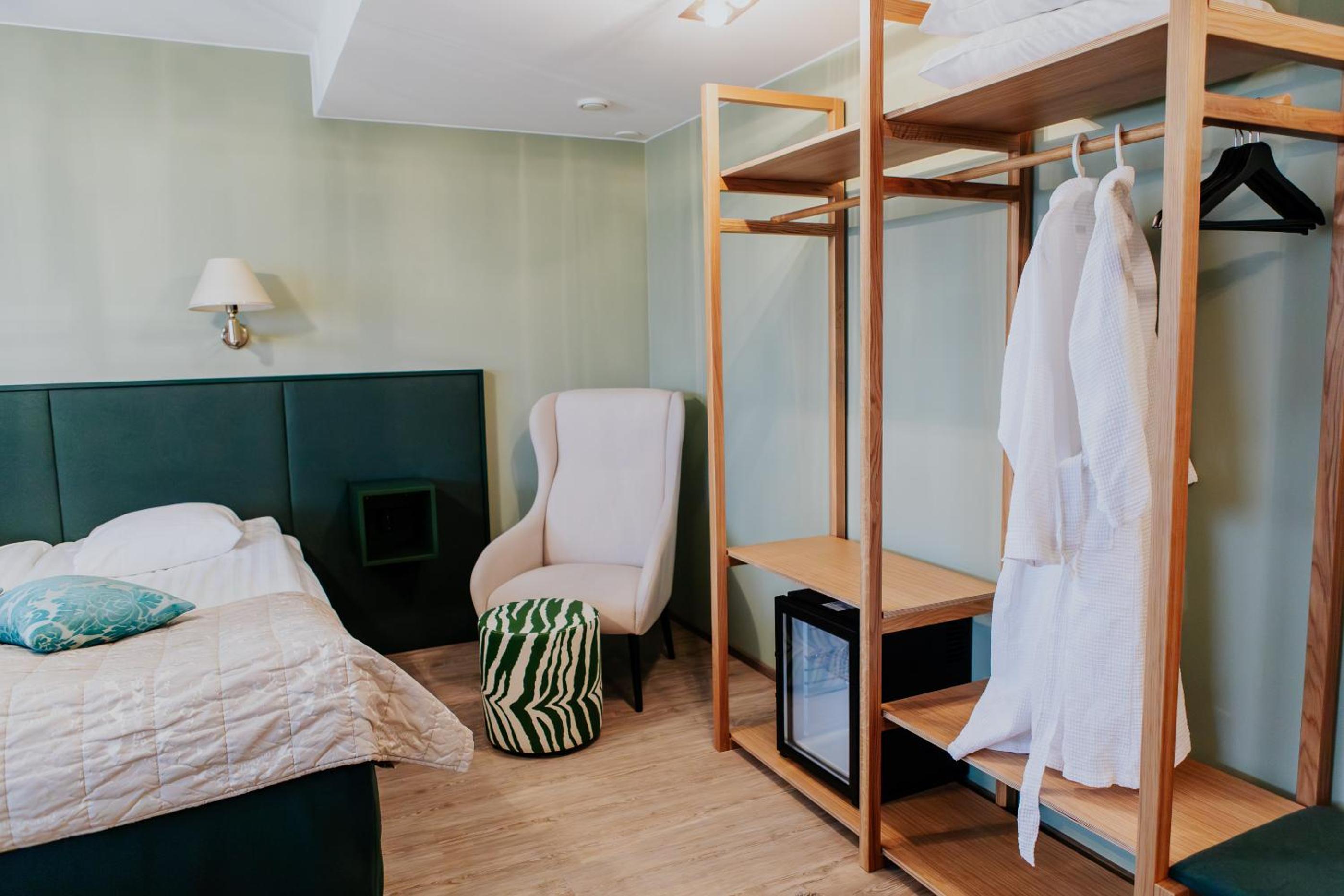 Standard Queen Room - Photo 9