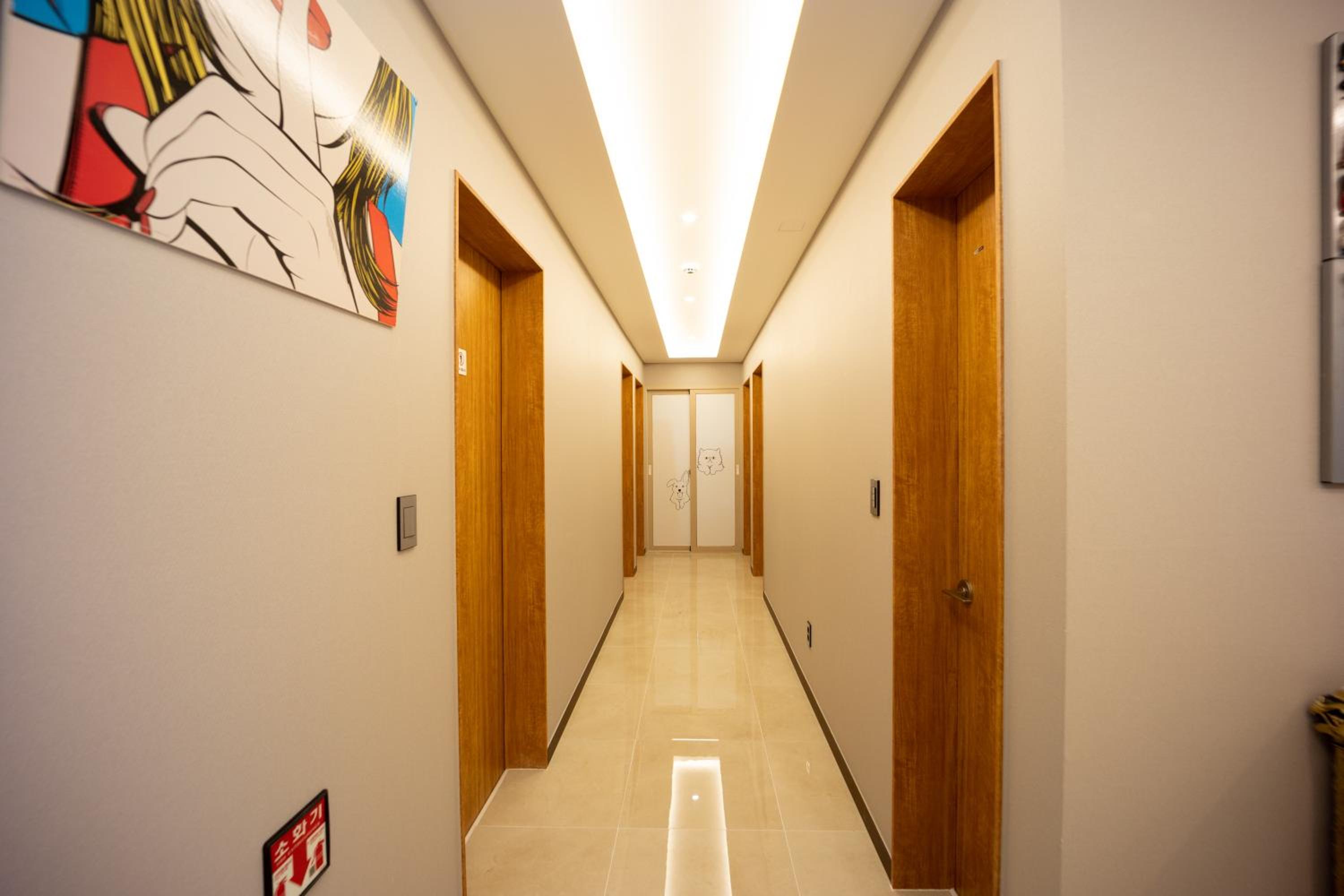Twin Room with Private Bathroom - Photo 30