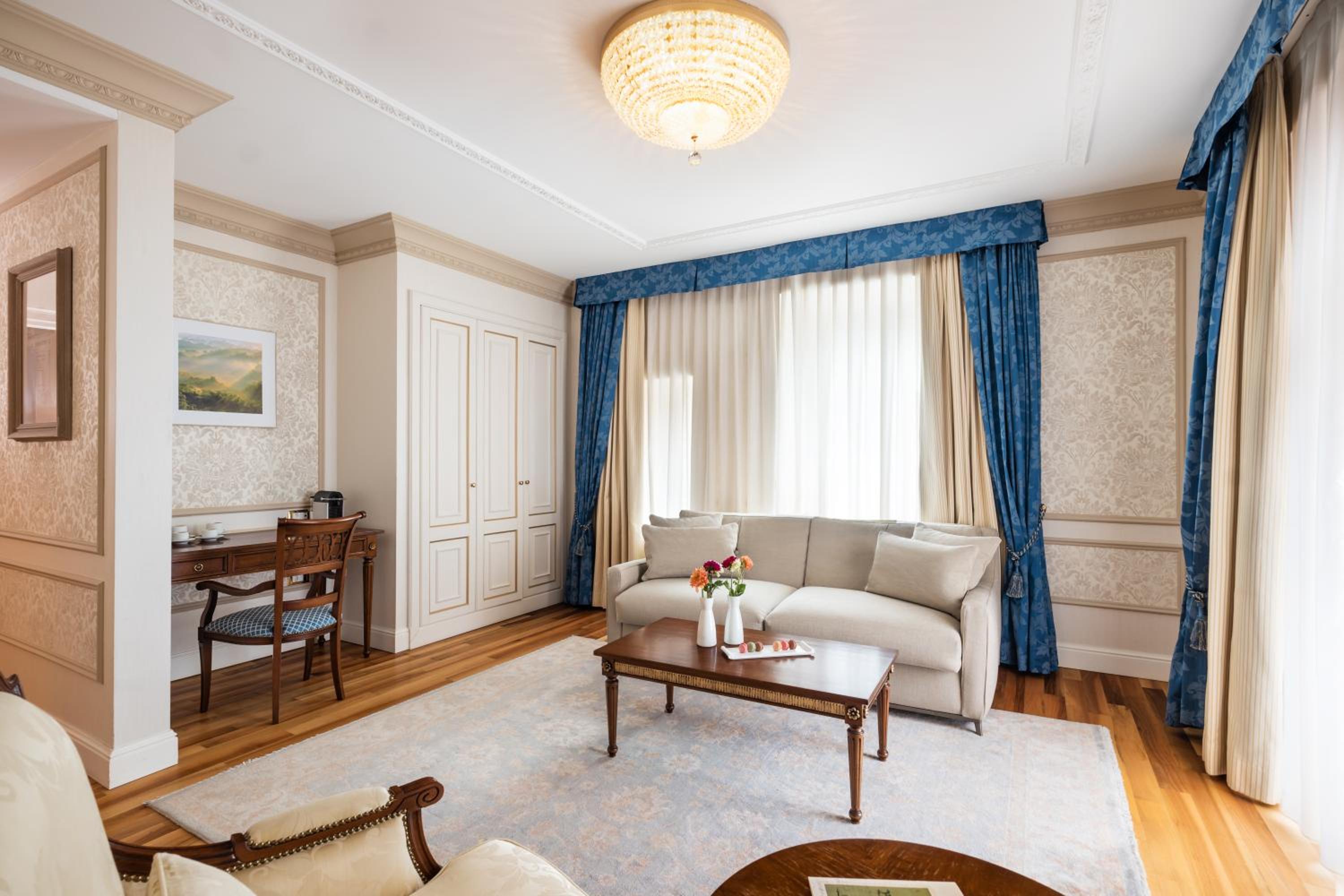 Grand Deluxe Suite photo 3