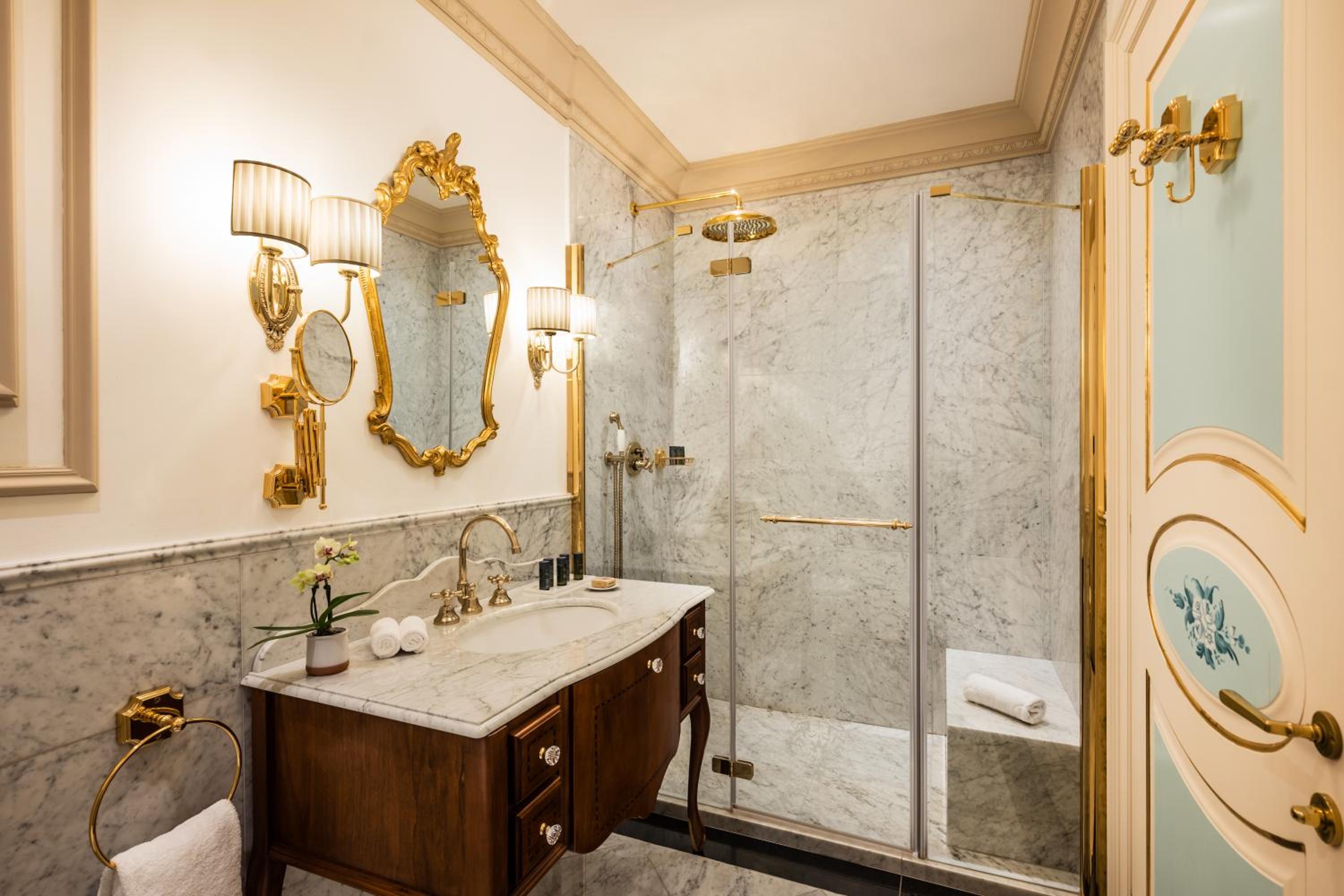 Deluxe King Room photo 3
