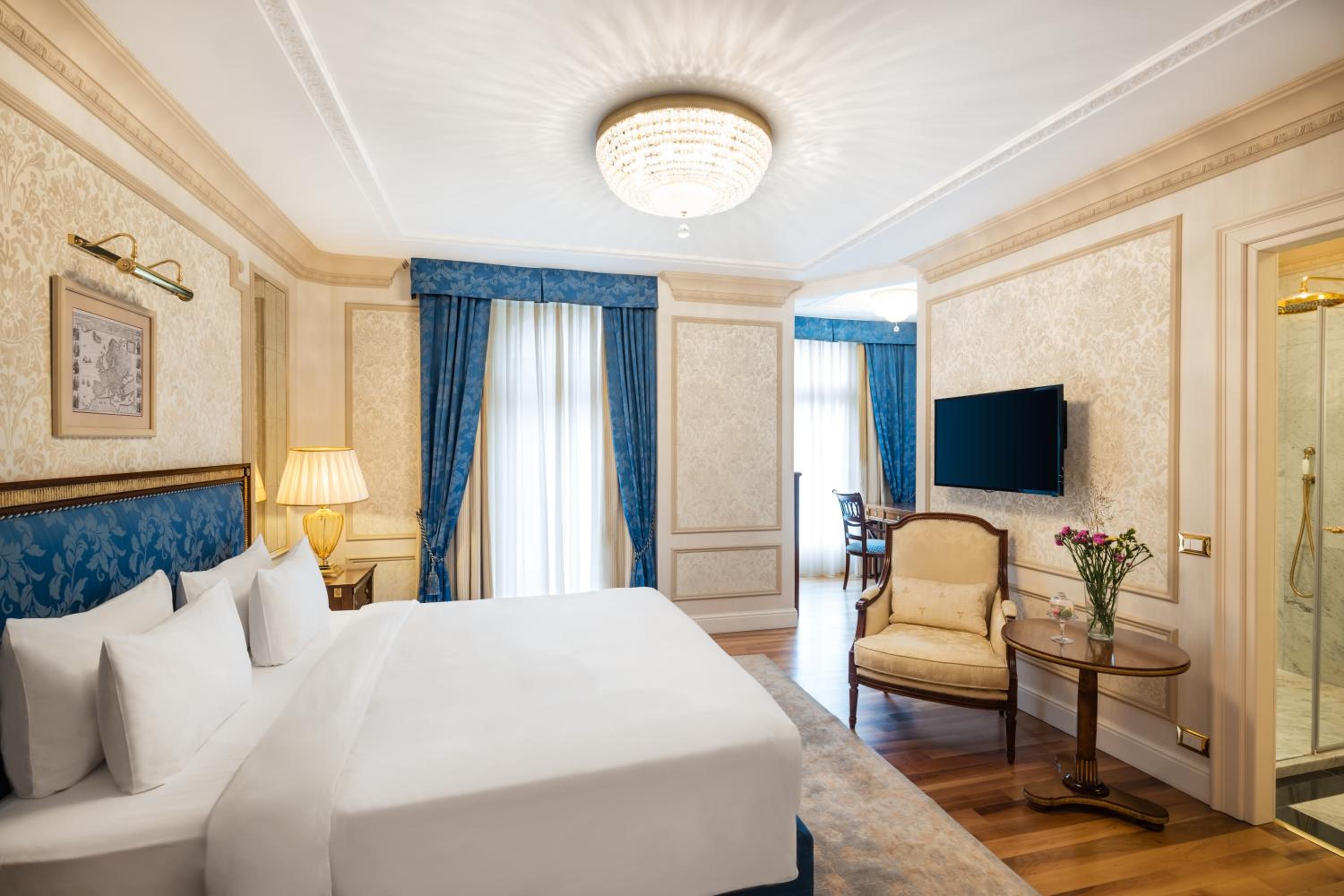 Premium King Room photo 3