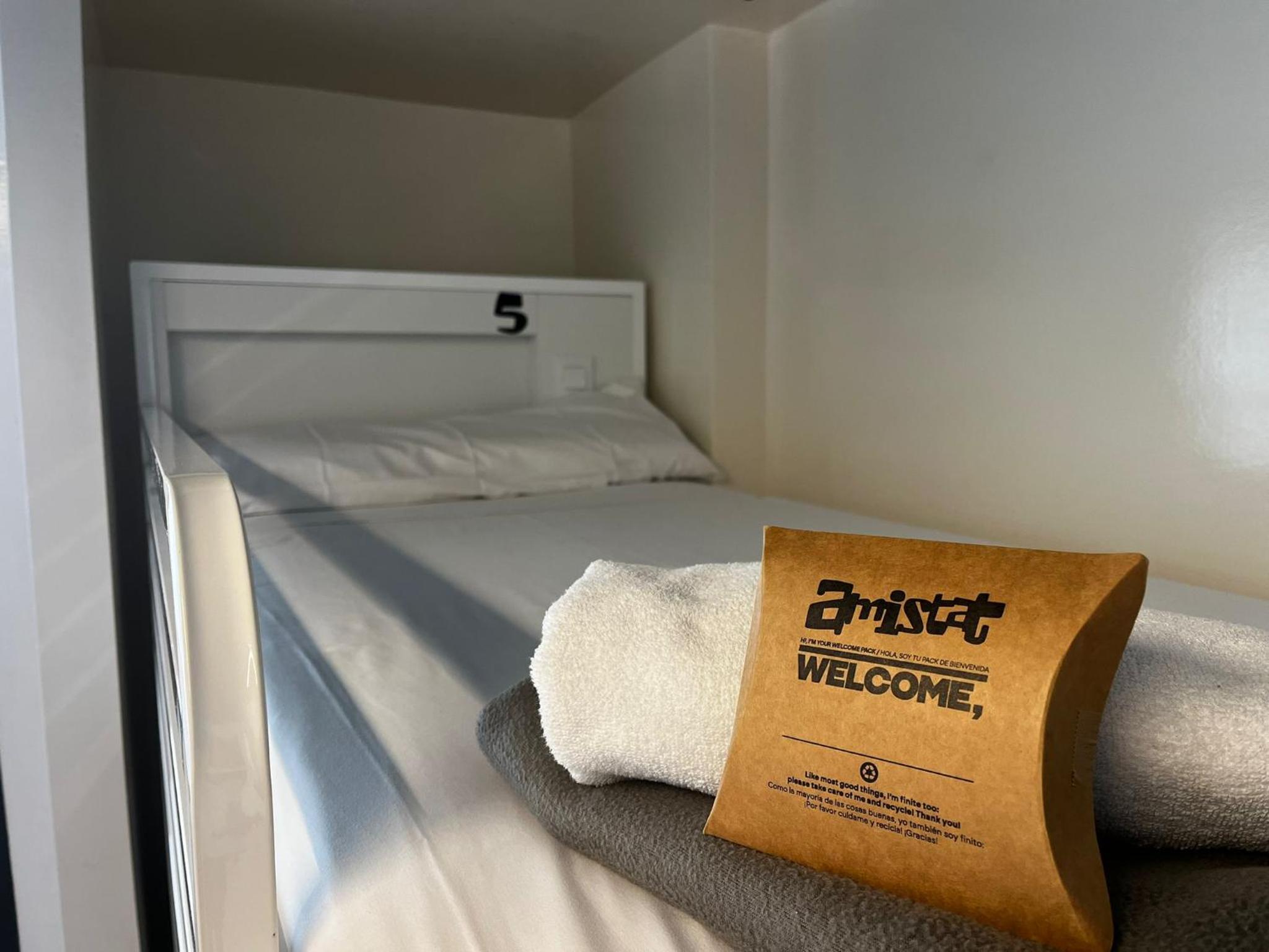 Cama Premium MASCULINA en dormitorio compartido de 6 camas con baño privado.