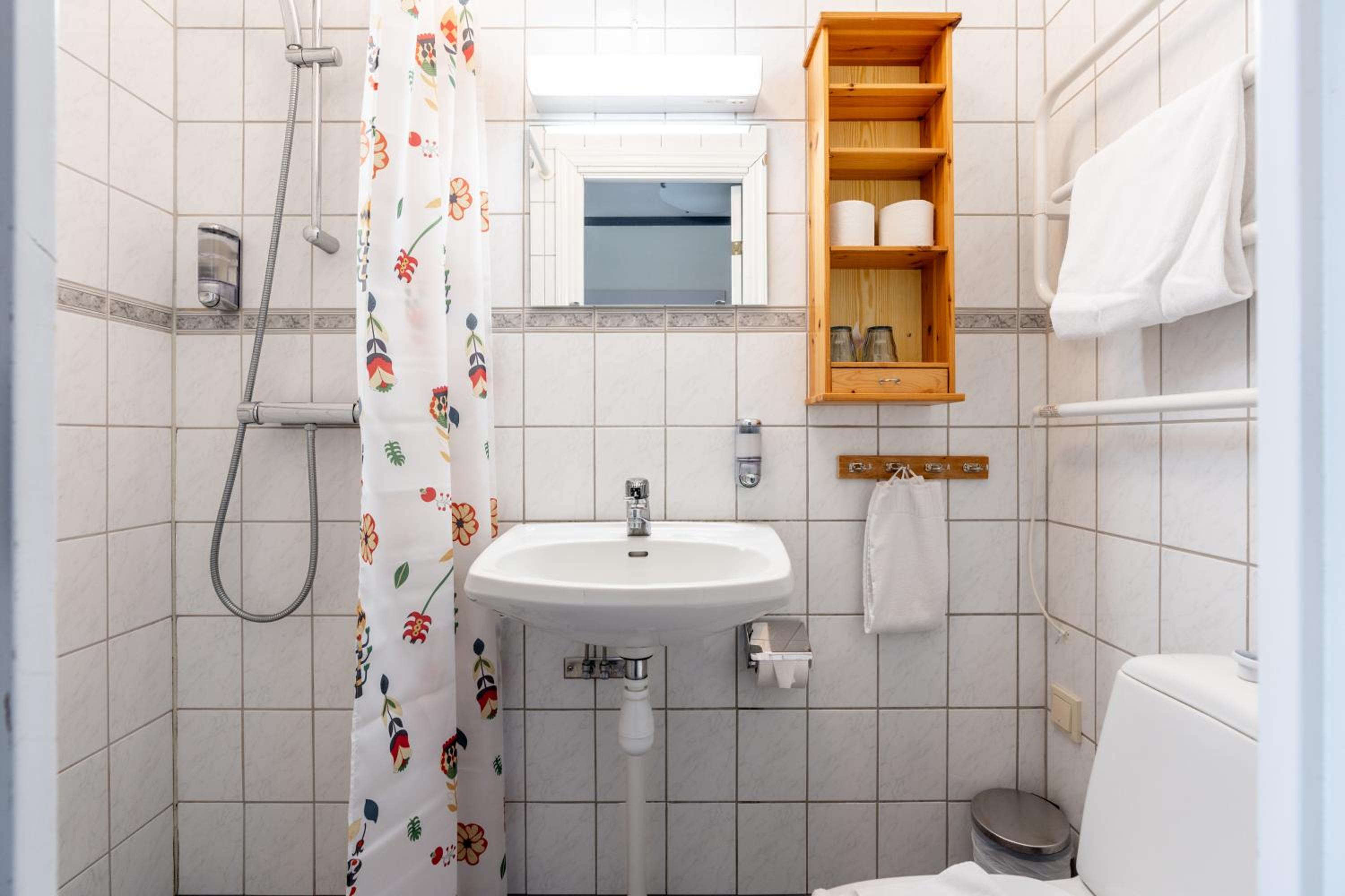 Single Room with Private Bathroom photo 2