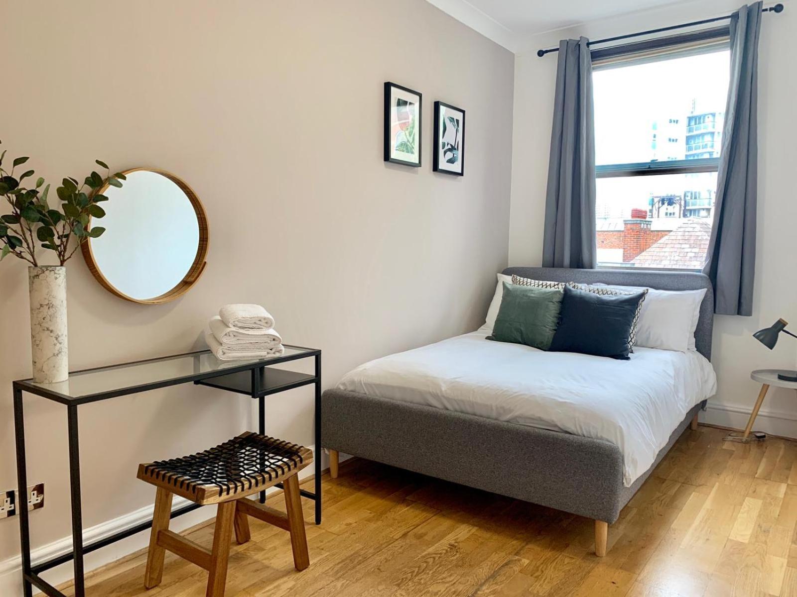 Three-Bedroom Apartment with Balcony photo 3