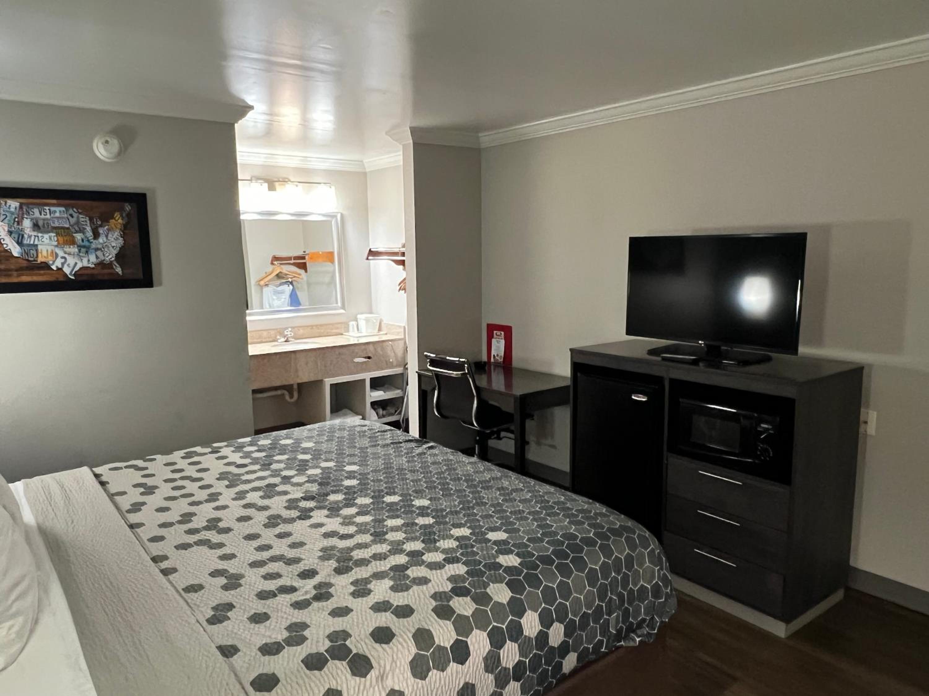 King Room - Accessible/Non-Smoking photo 2