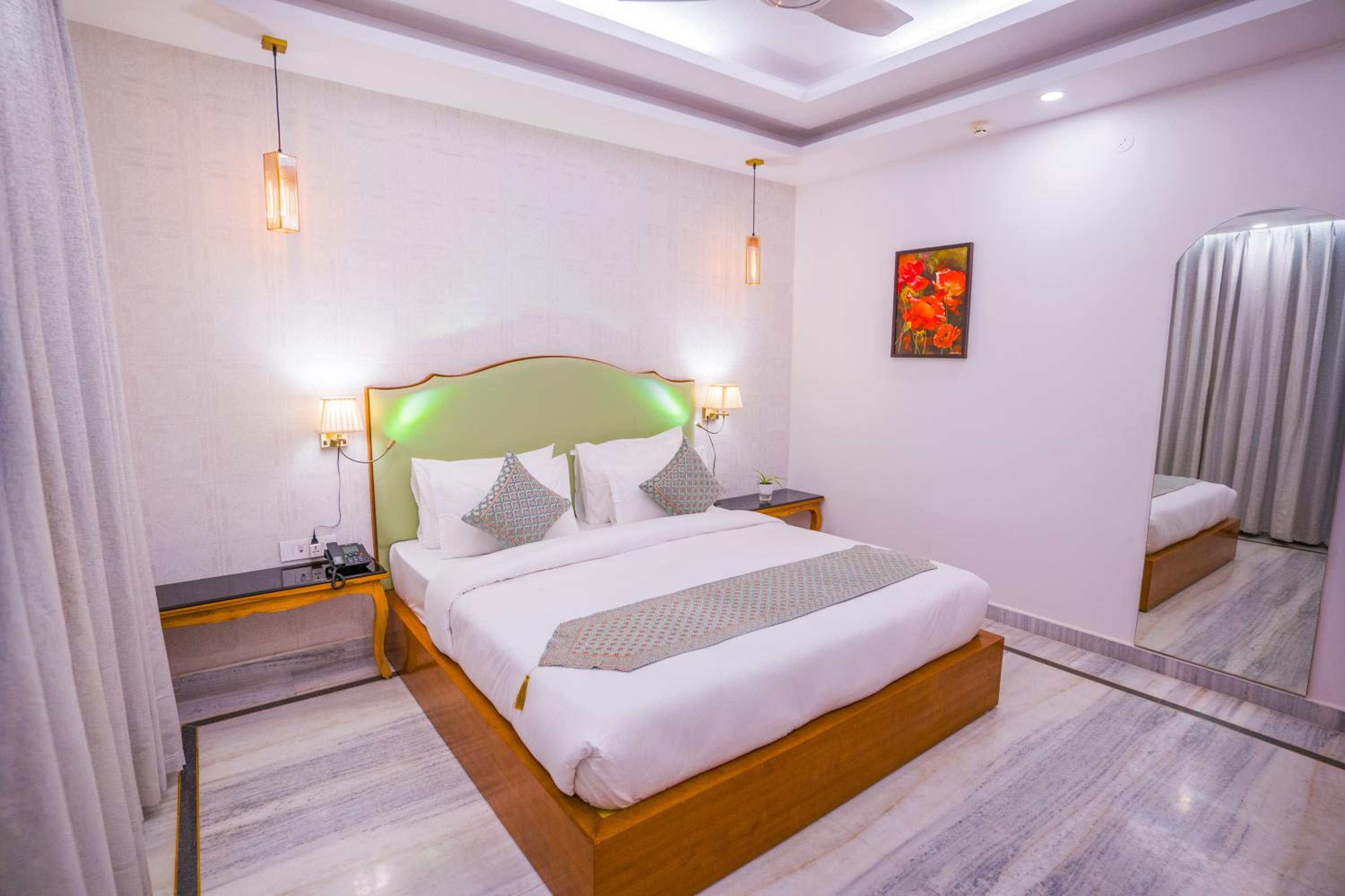King Suite with Balcony - Photo 7