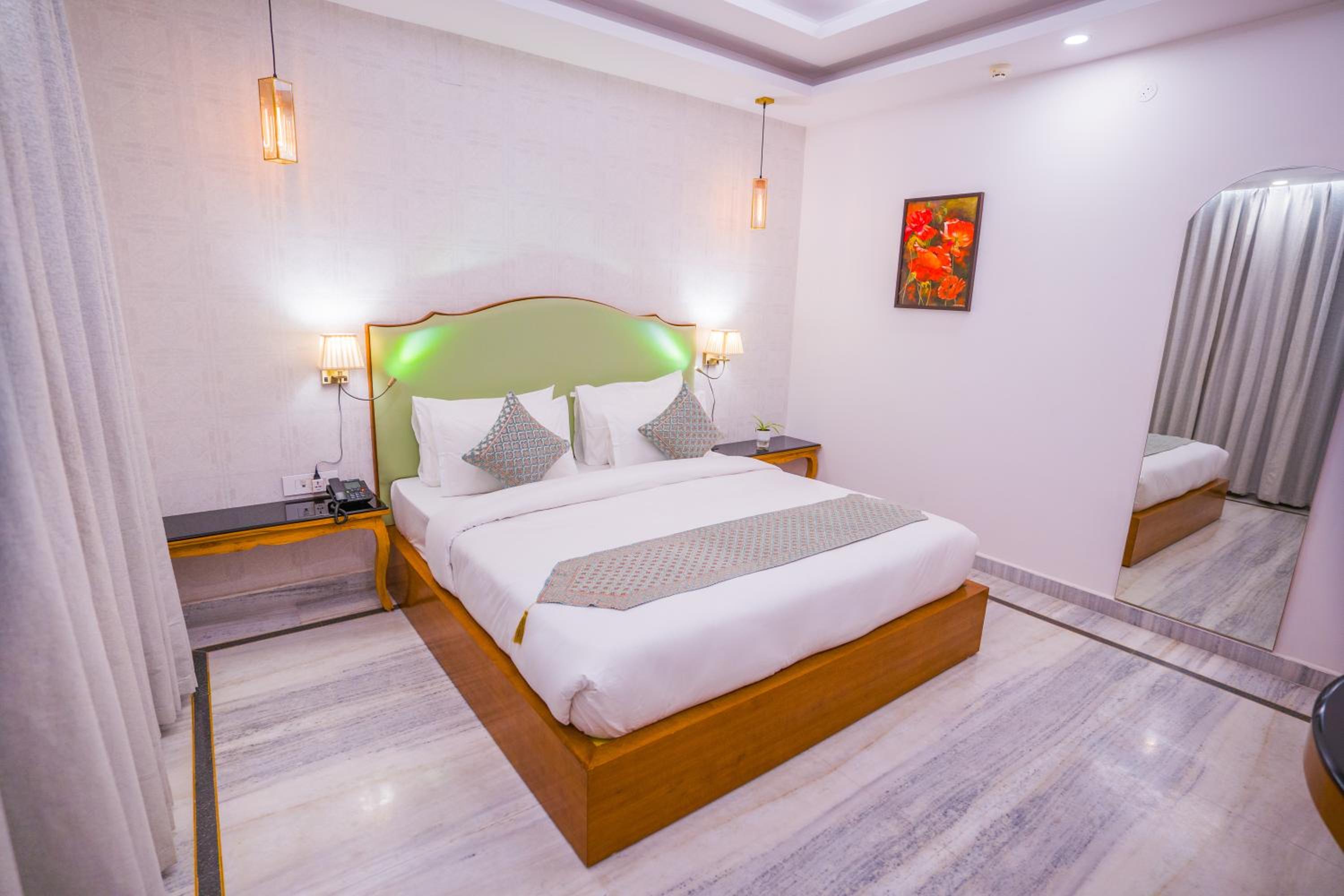 King Suite with Balcony - Photo 6