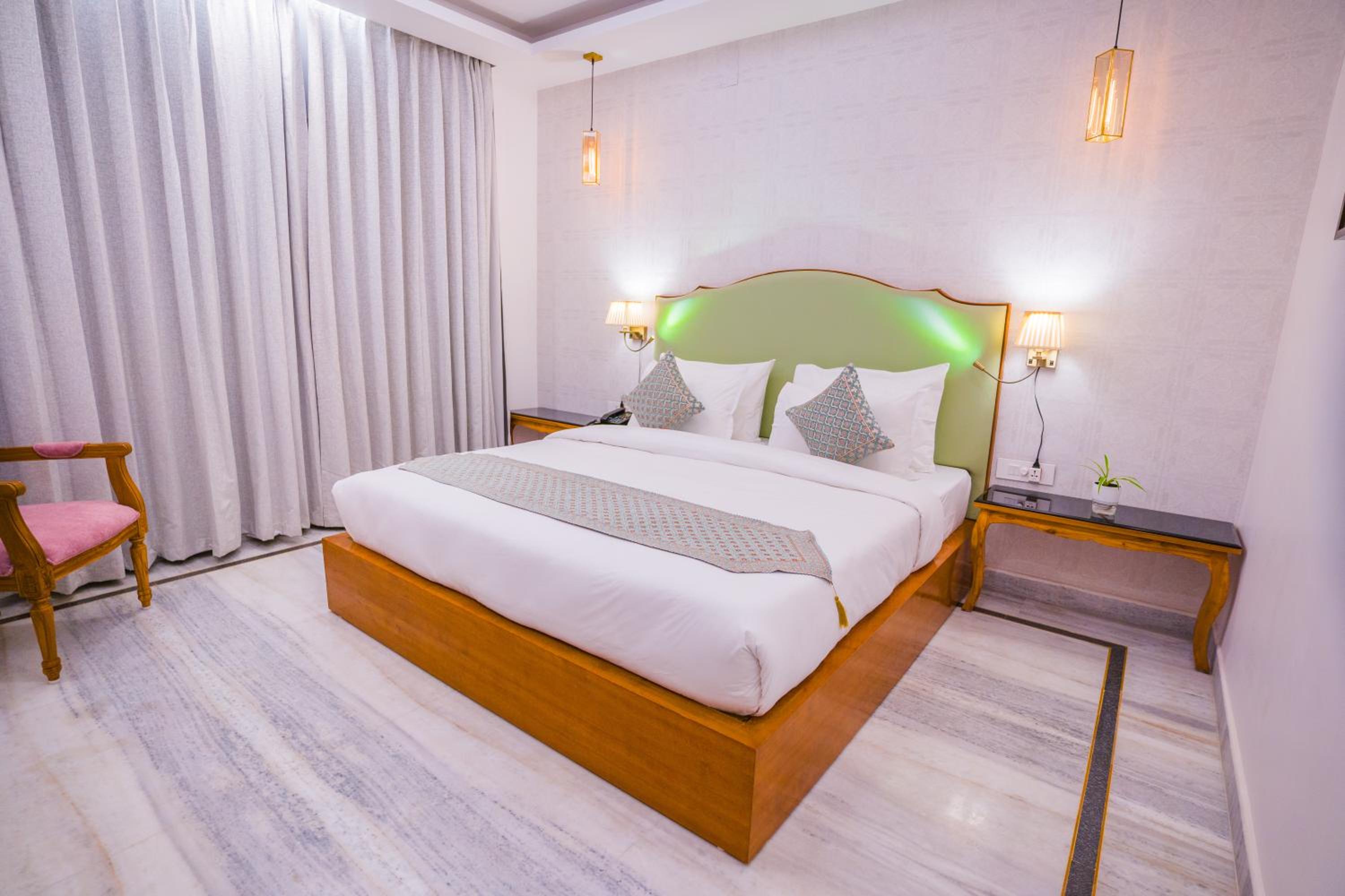 King Suite with Balcony - Photo 5