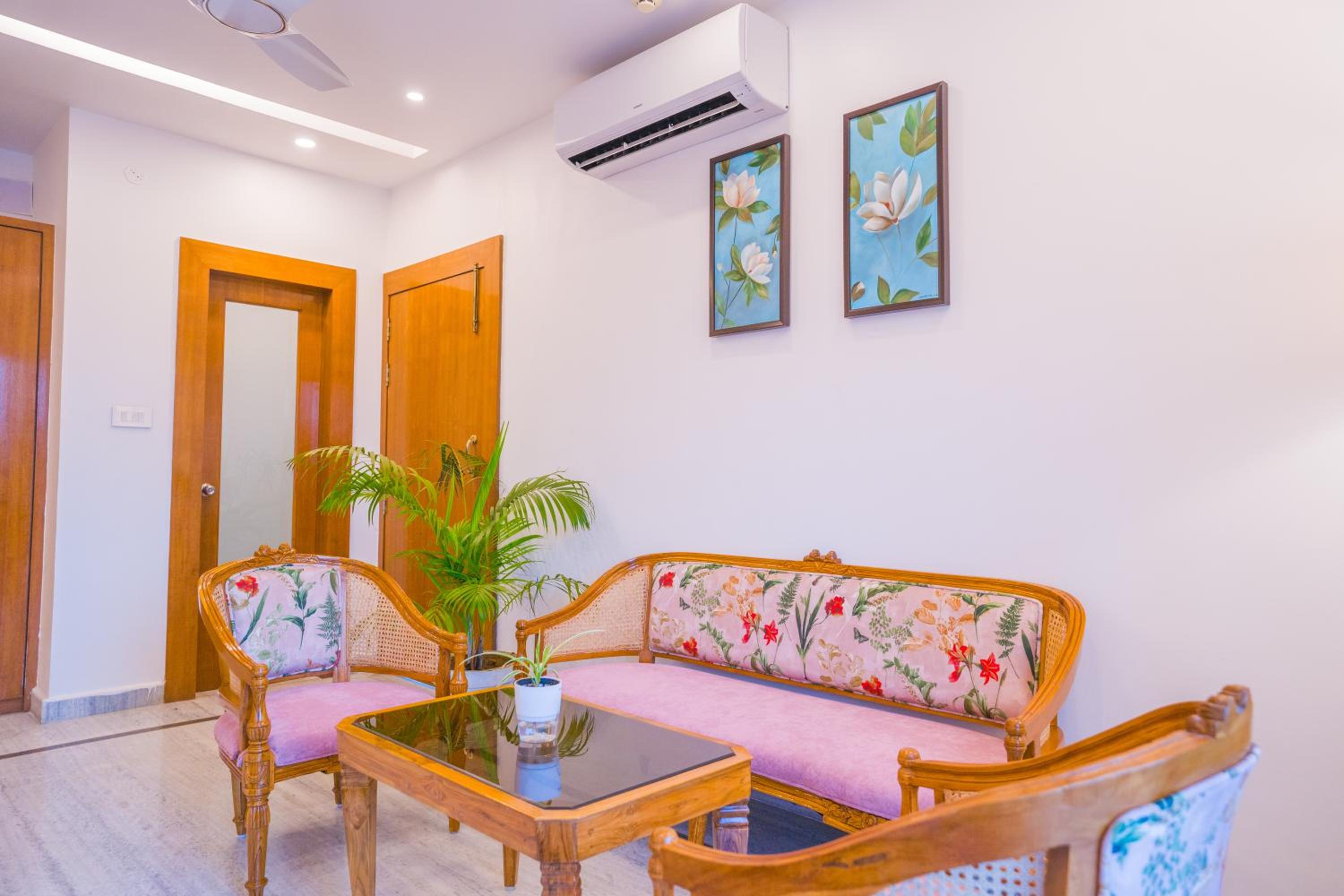 King Suite with Balcony - Photo 4