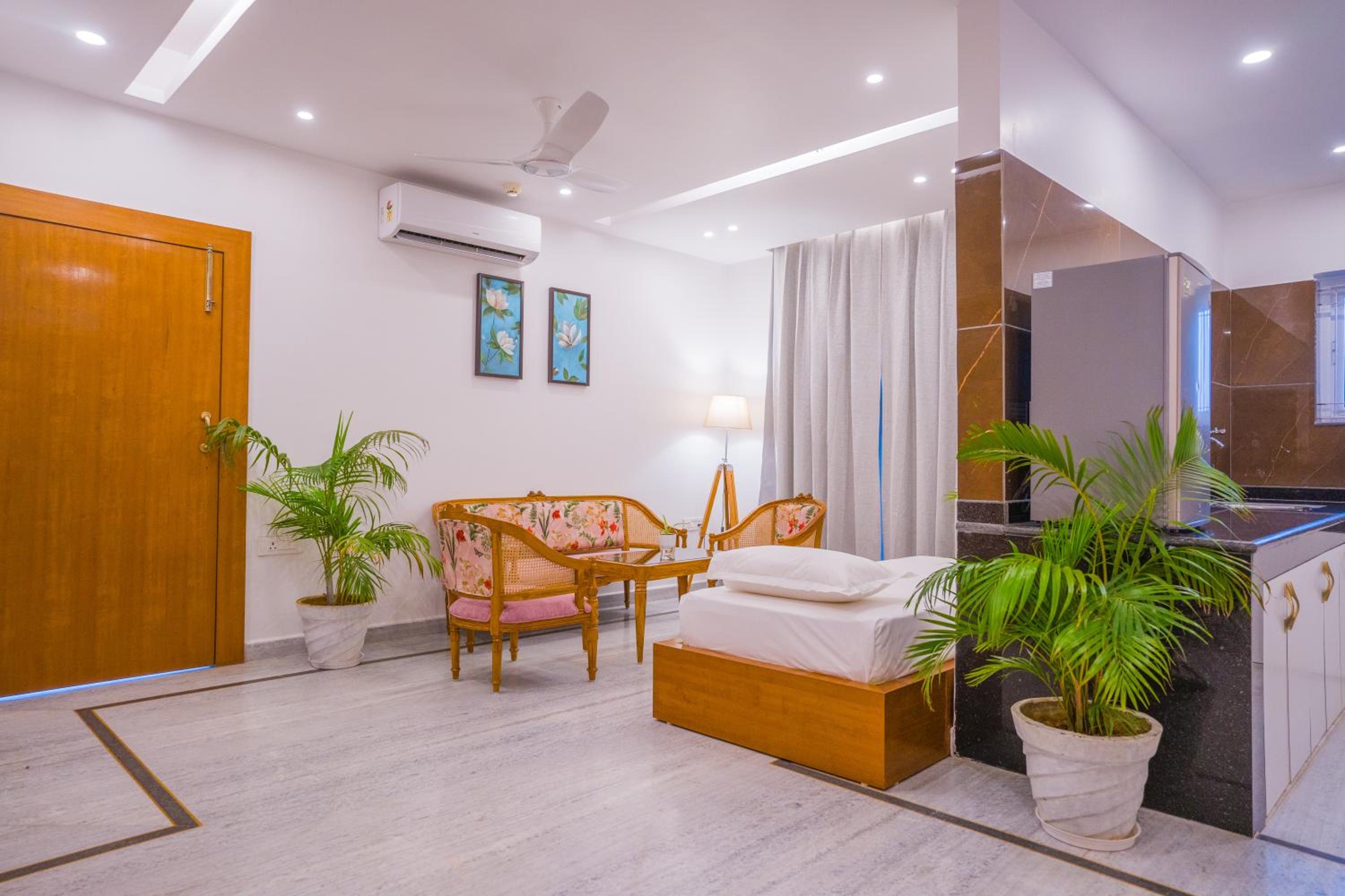 King Suite with Balcony - Photo 3