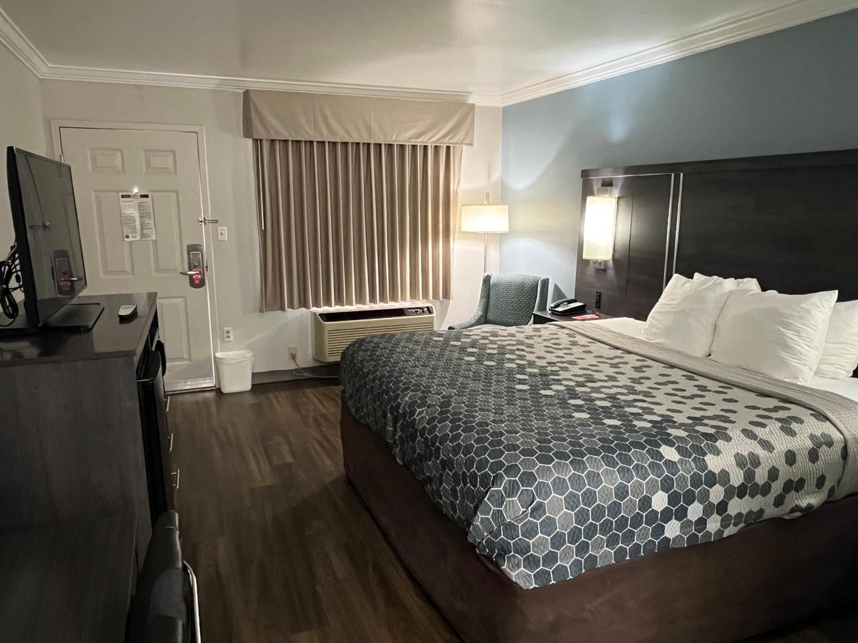 King Room - Accessible/Non-Smoking photo 3