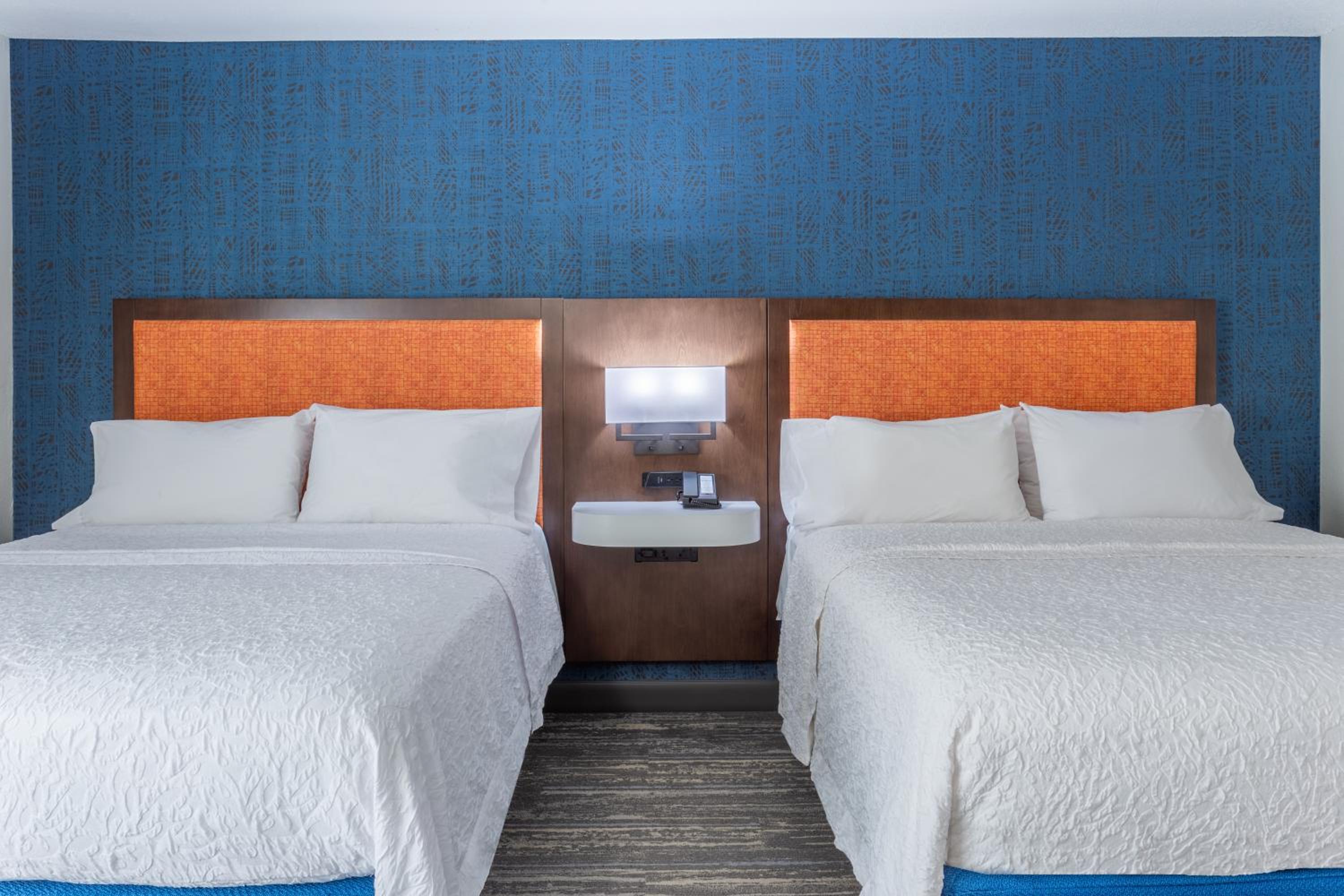 Queen Room with Two Queen Beds - Non-Smoking - Photo 2