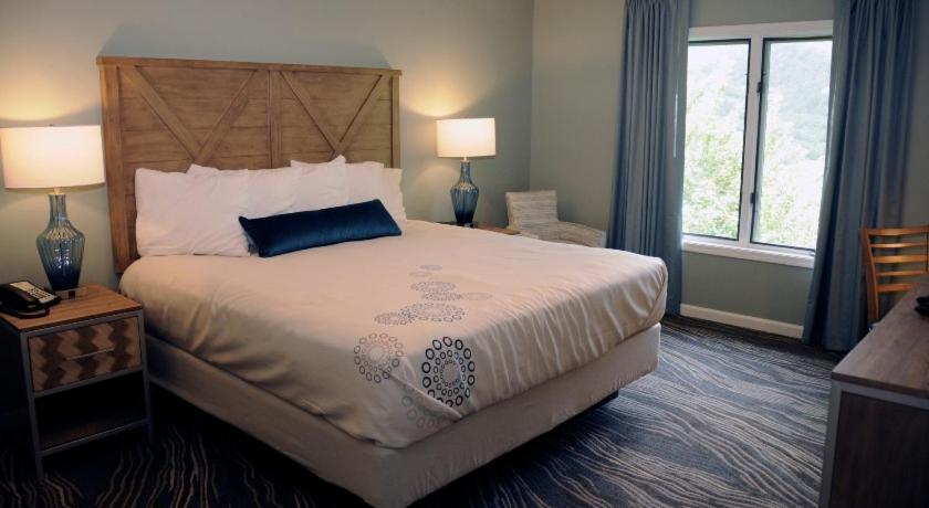 Summit Two Bedroom View Premium Condo with Jacuzzi - Full Kitchen