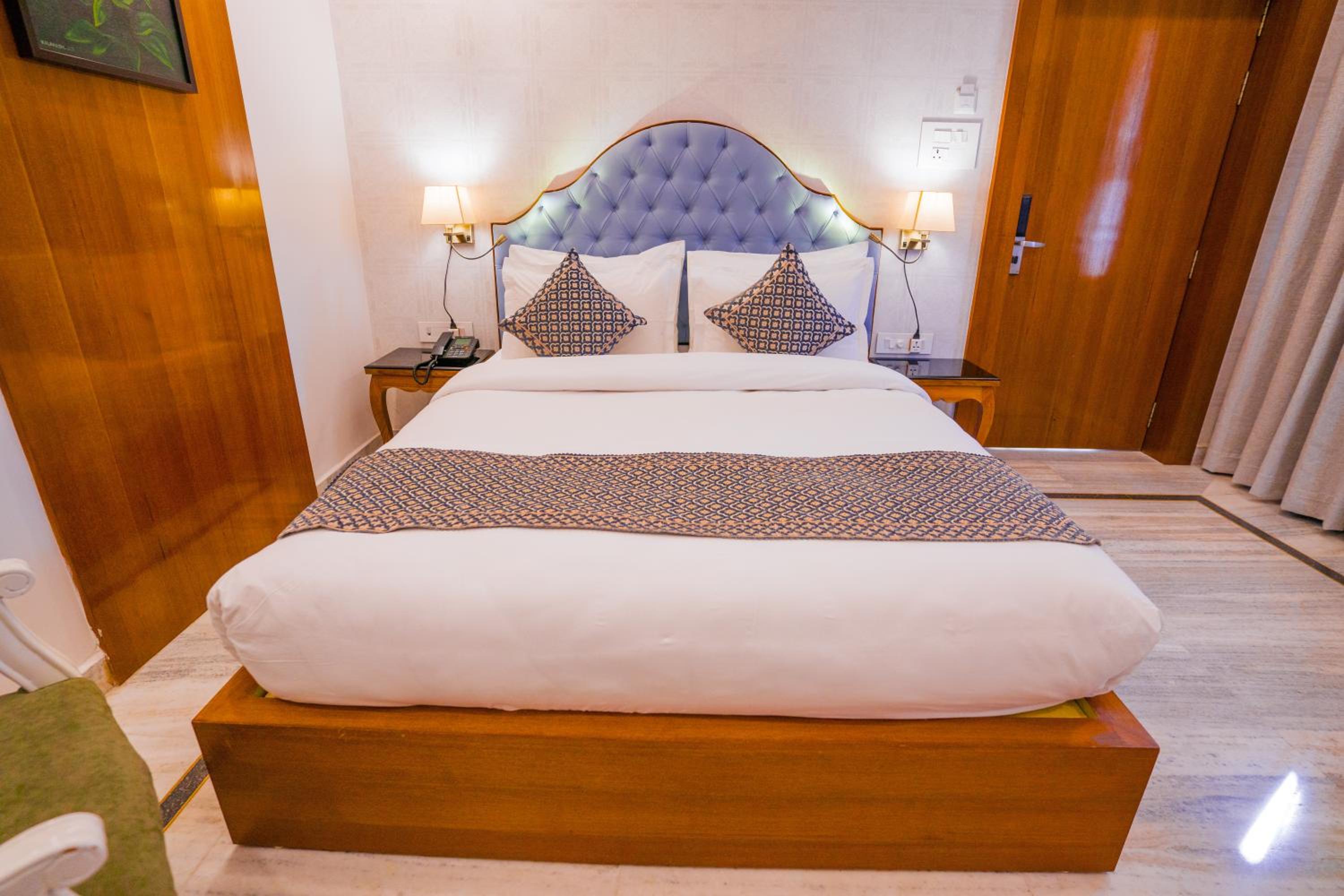 Standard Double Room - Photo 11