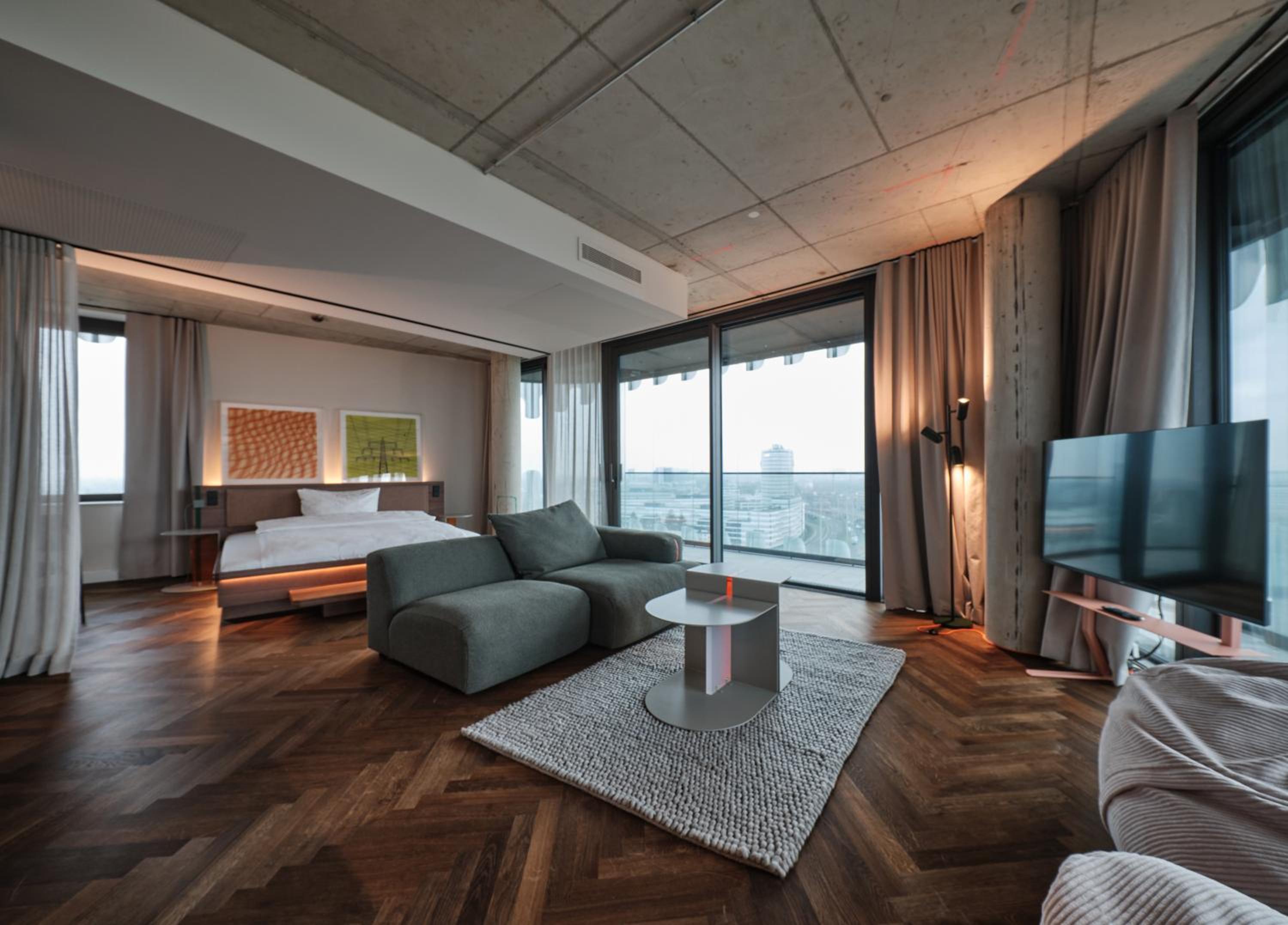 Deluxe Studio Floor 10-17