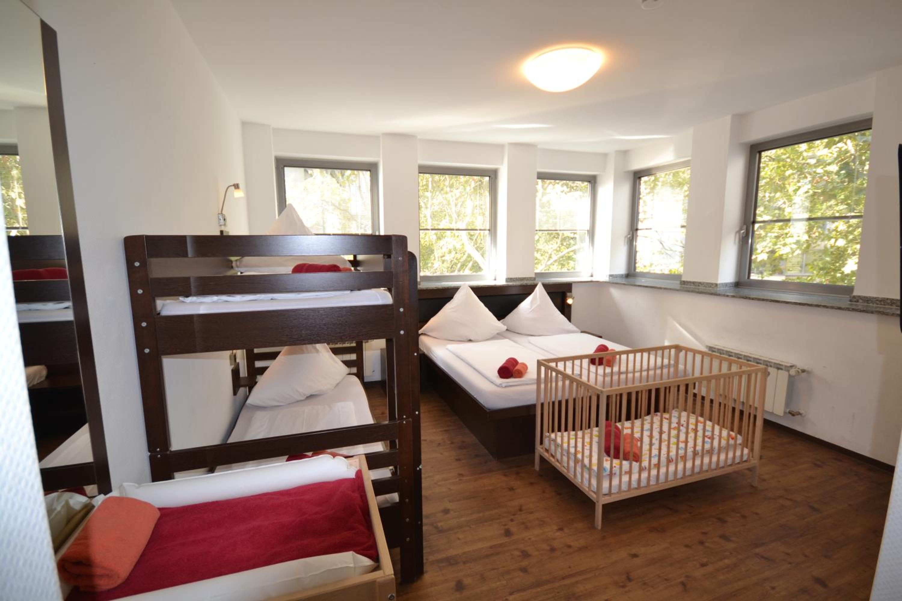 Family Room (2 Adults + 2 Children) - Photo 1