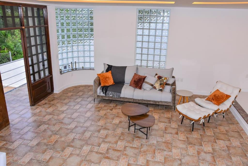 Six-Bedroom House photo 3