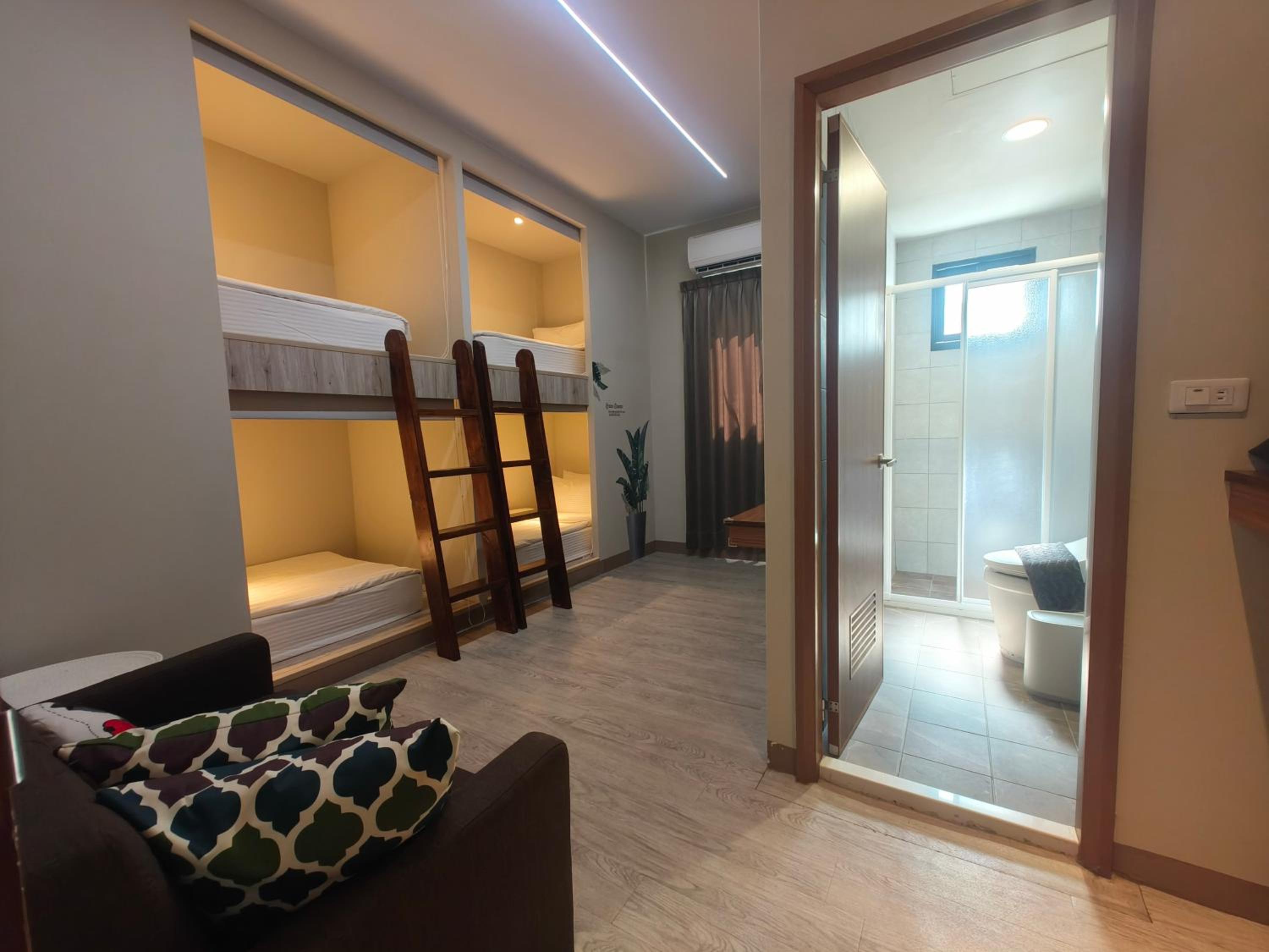 Quadruple Room with Private Bathroom photo 1
