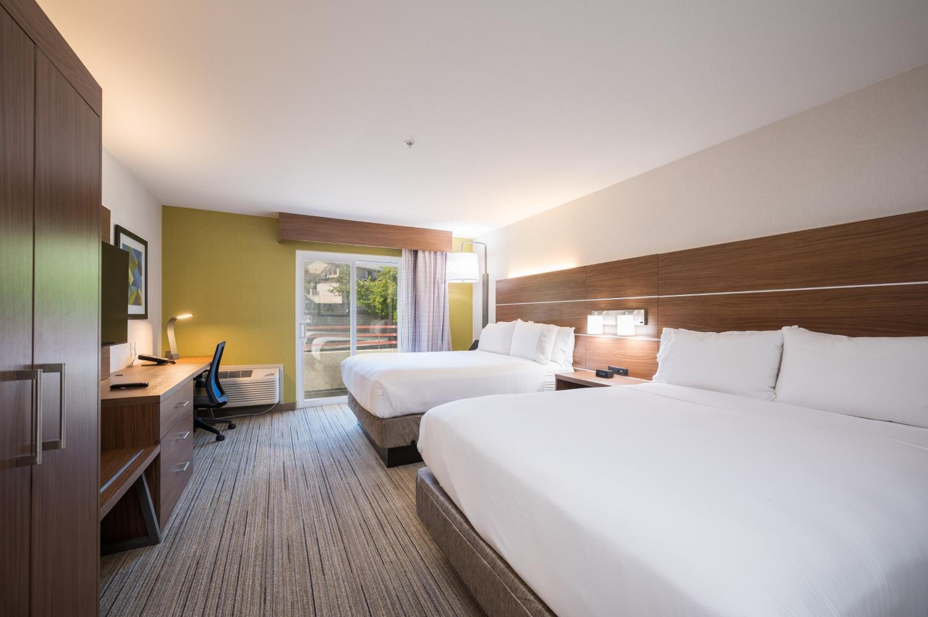 Location Queen Room with Two Queen Beds - Photo 5