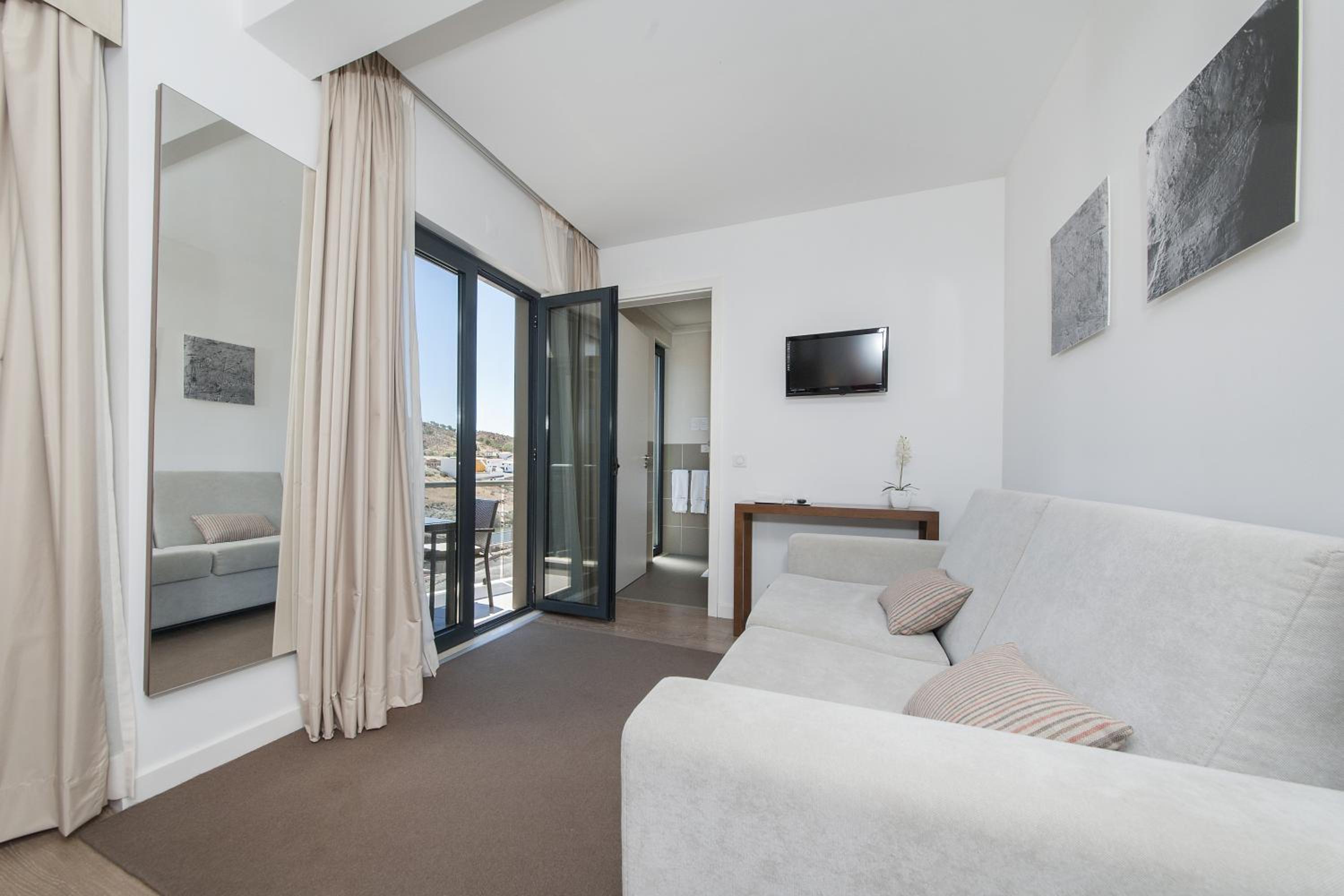 Suite - Photo 3