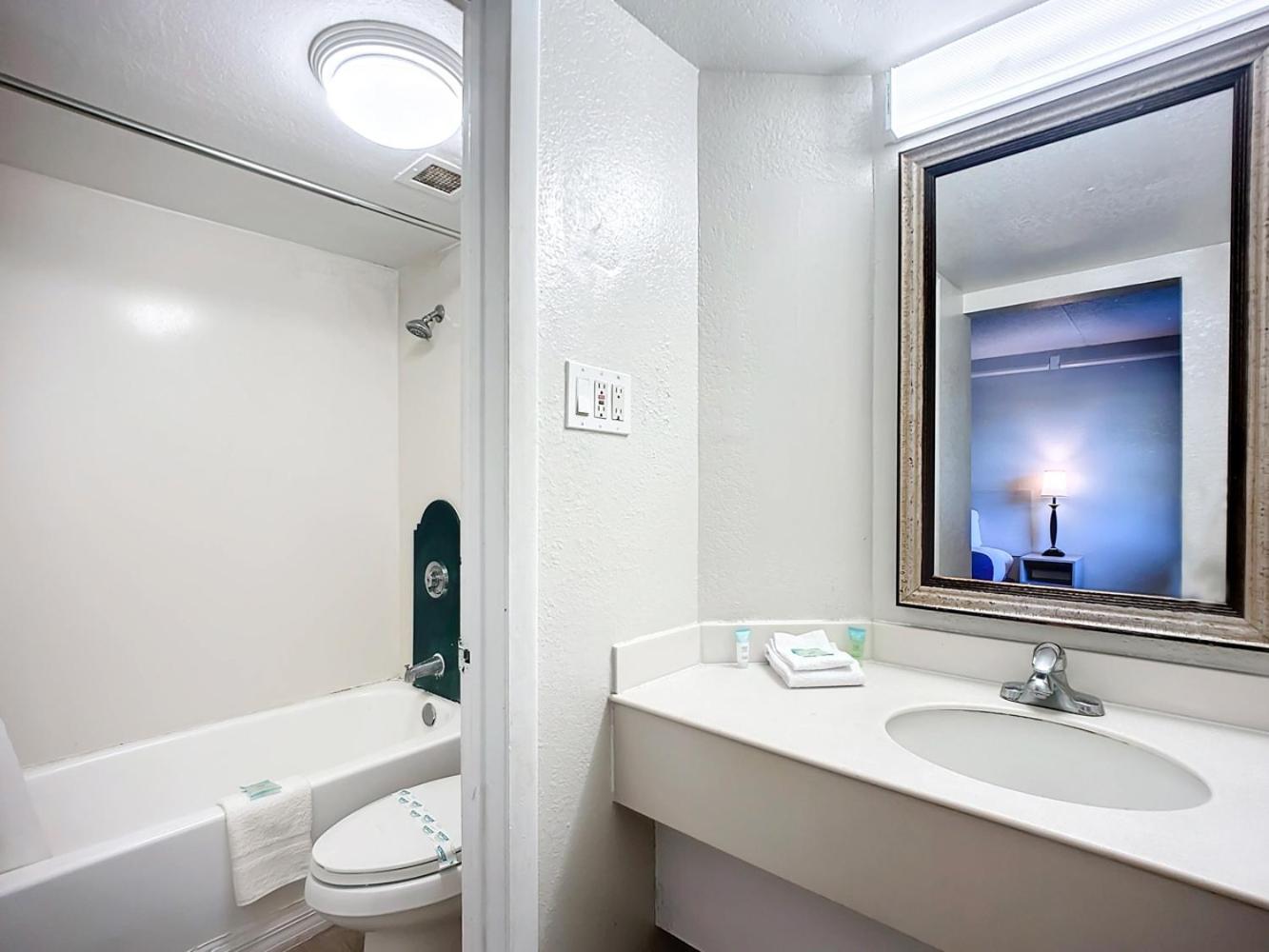 King Room - Non-Smoking photo 2