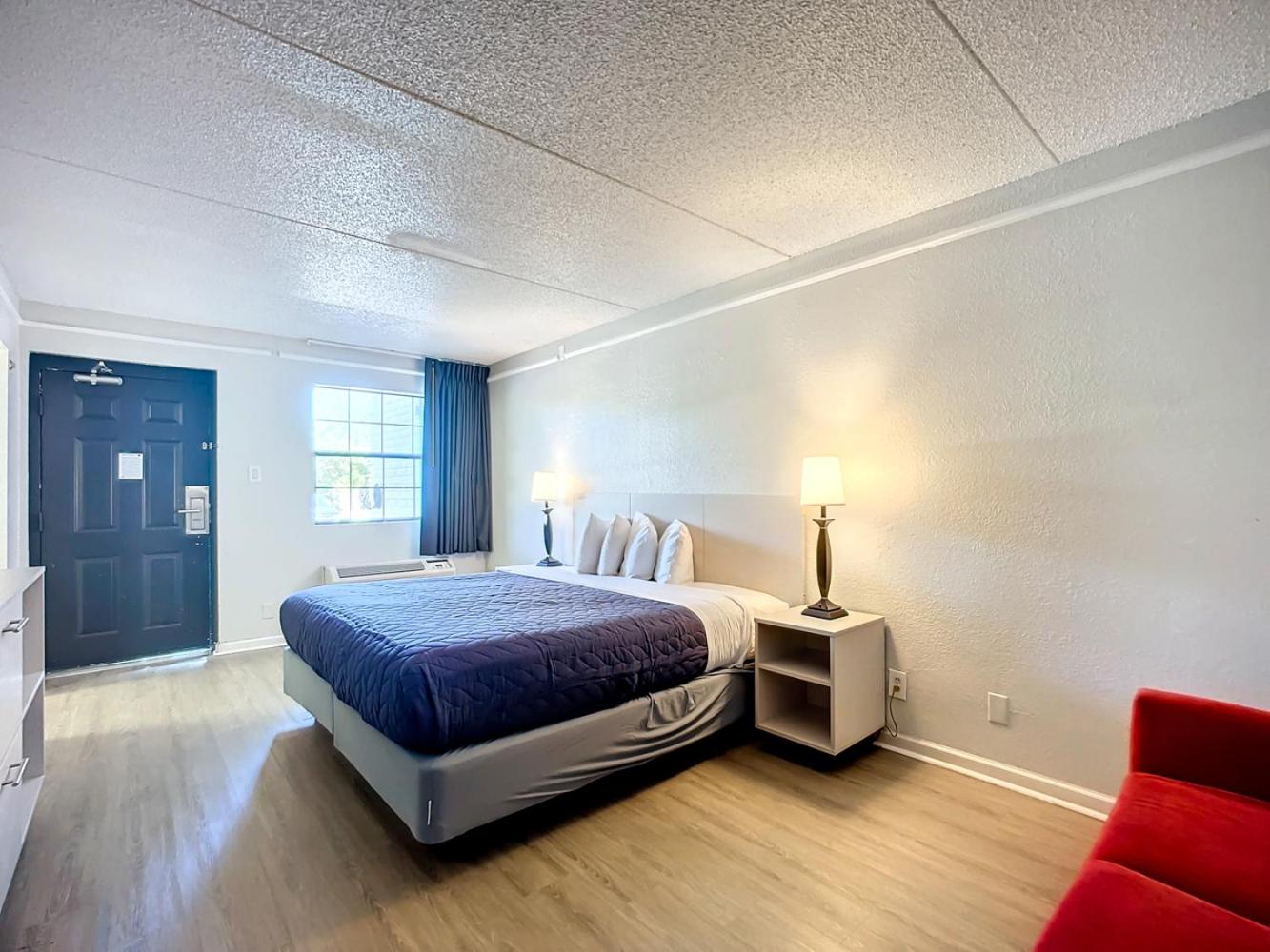 King Room - Non-Smoking photo 3