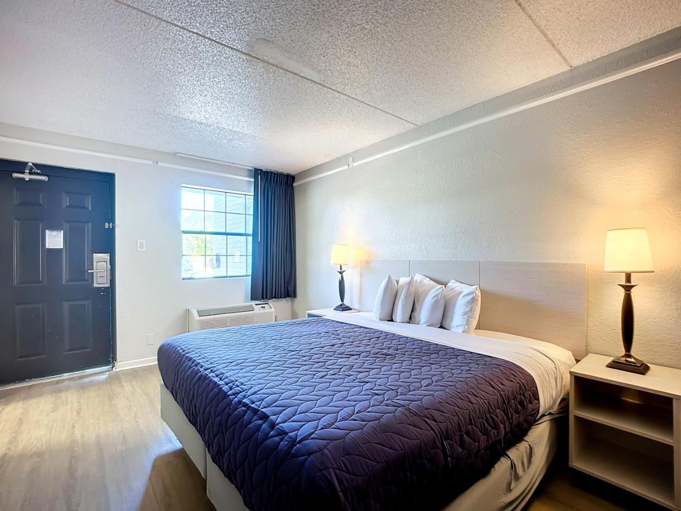 King Room - Non-Smoking photo 1