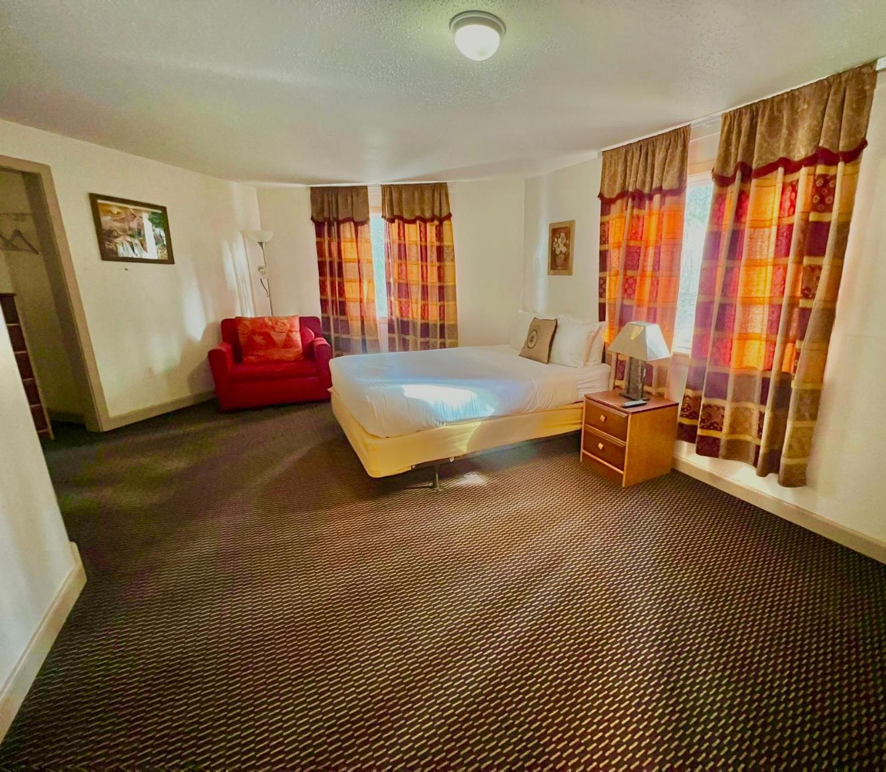 Three-Bedroom Cottage - Non-Smoking - Photo 7